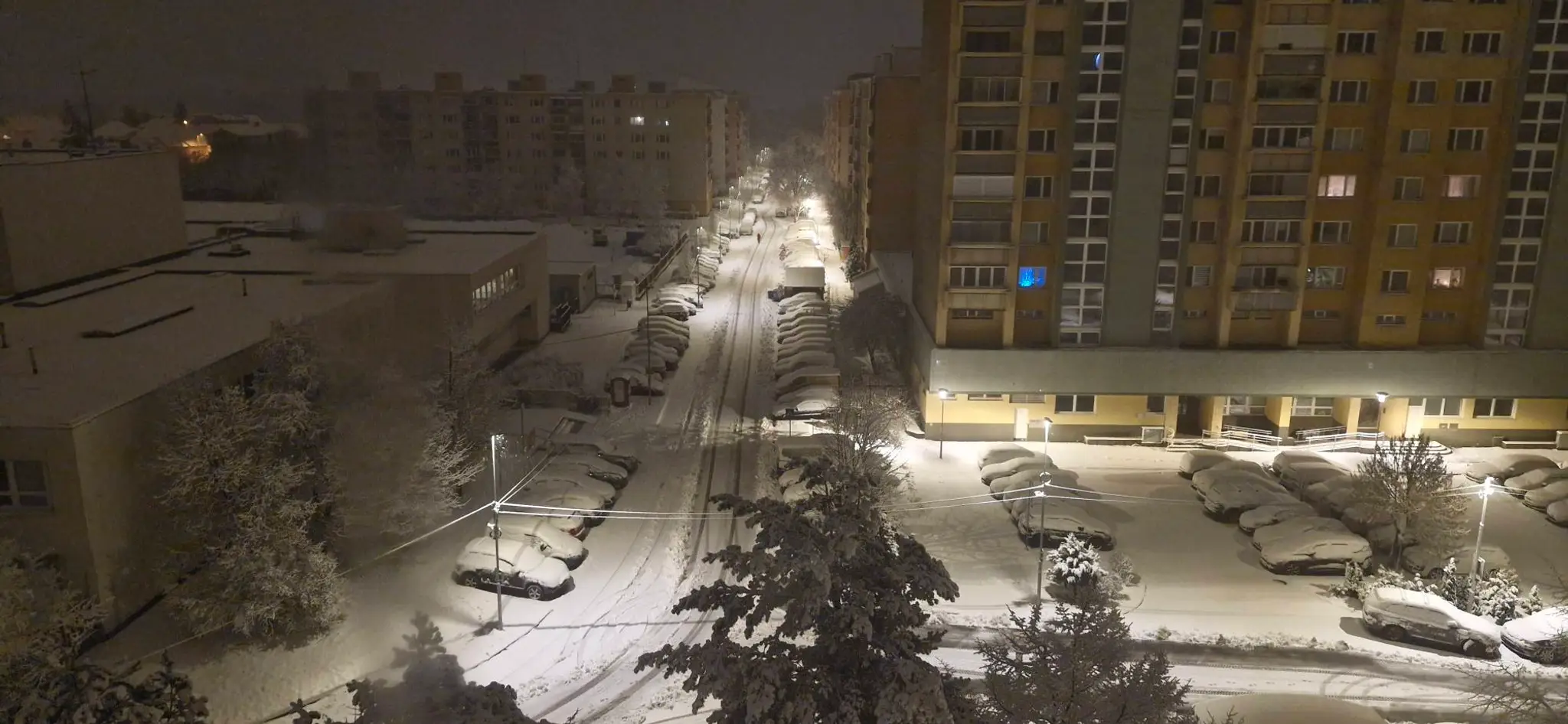Pohľad na zasneženú Devínsku Novú Ves.