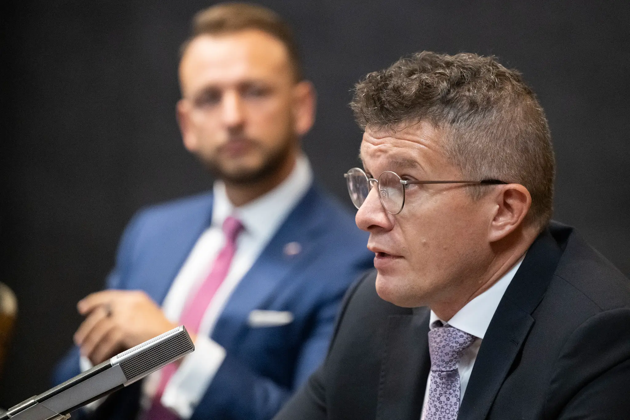 Na snímke bývalý šéf Národnej kriminálnej agentúry (NAKA) a kandidát na šéfa Úradu inšpekčnej služby (ÚIS) Branislav Zurian (vpravo) počas vypočutia na Výbore Národnej rady SR pre obranu a bezpečnosť v Bratislave vo štvrtok 2. novembra 2023. Vľavo ministe