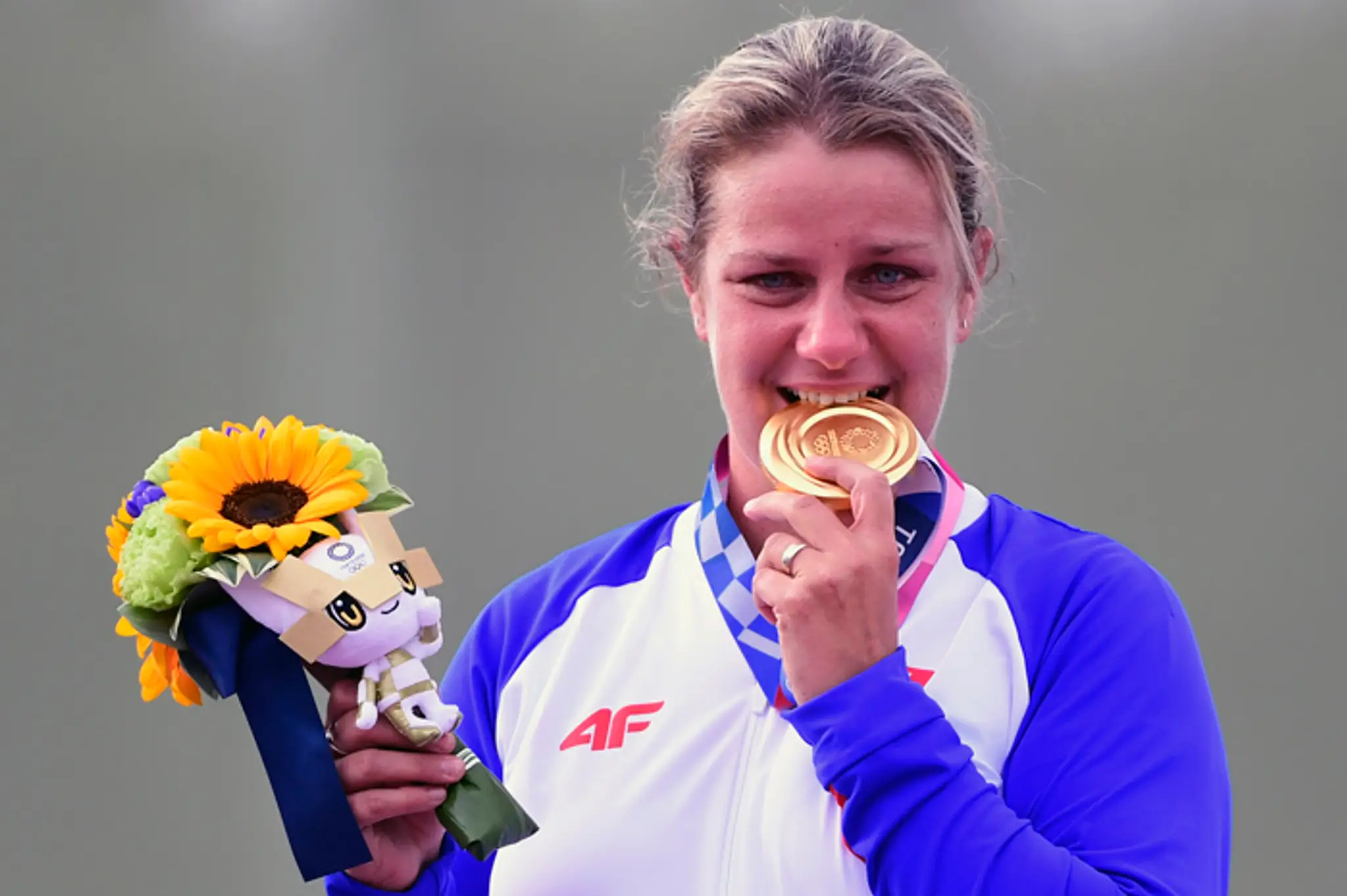Olympijská víťazka Zuzana Rehák Štefečeková so zlatou medailou v trape.