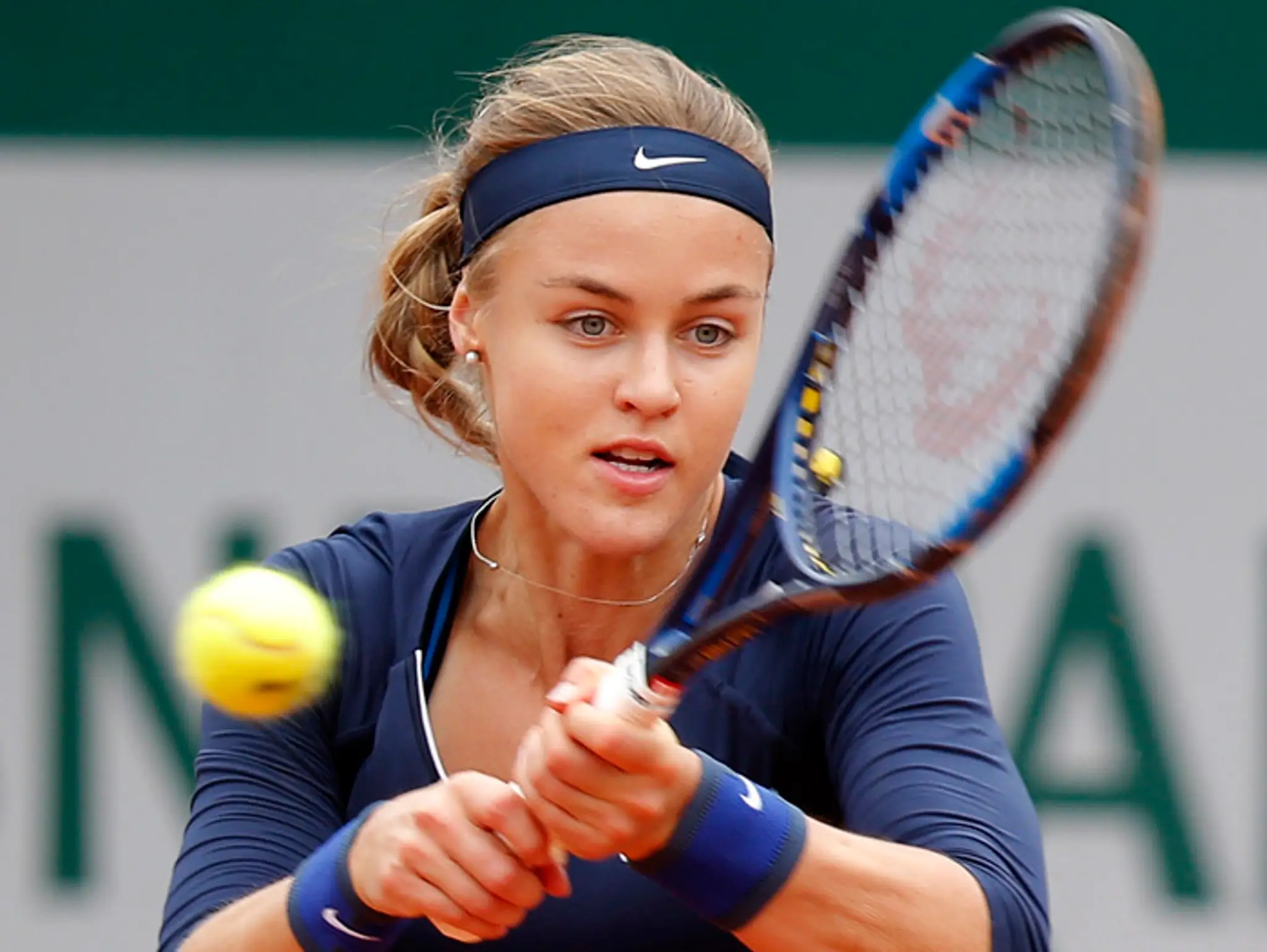 Anna Karolína Schmiedlová odvracia loptičku Garbine Muguruzovej na Roland Garros.