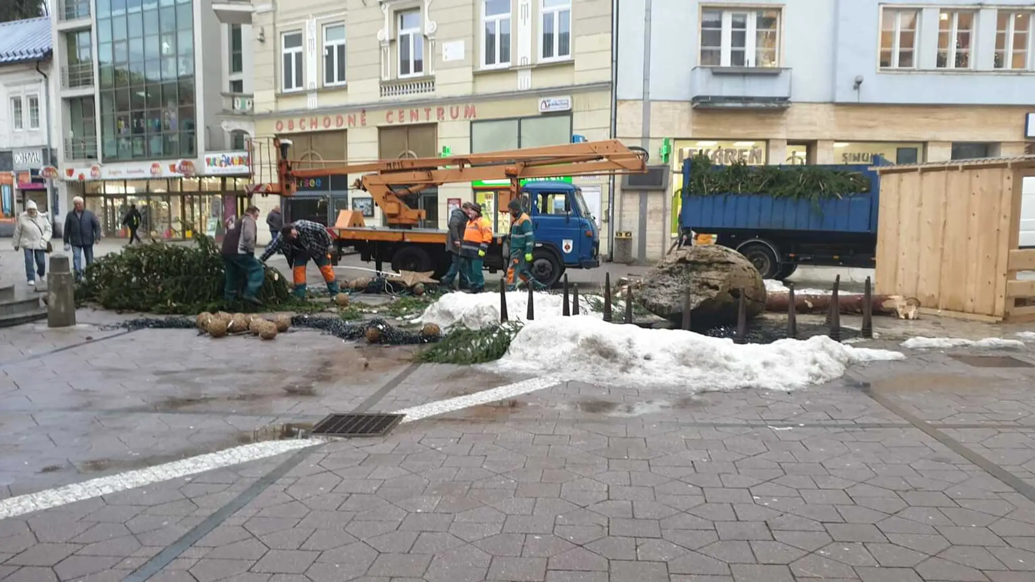 Na námestí sa zlomil desaťmetrový vianočný strom