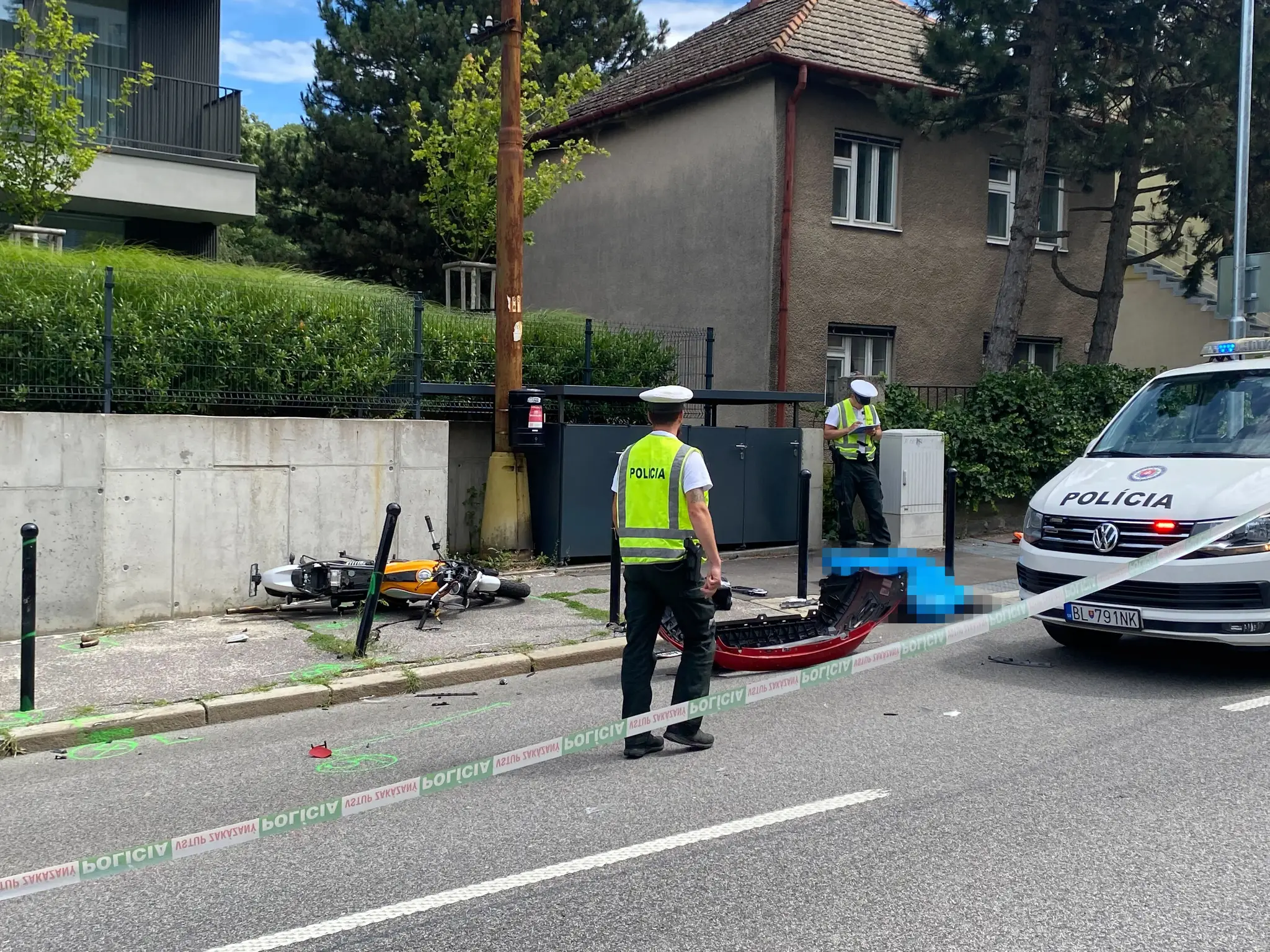 Snímka z miesta tragickej nehody, pri ktorej zomrel bývalý štátny tajomník Dušan Velič.