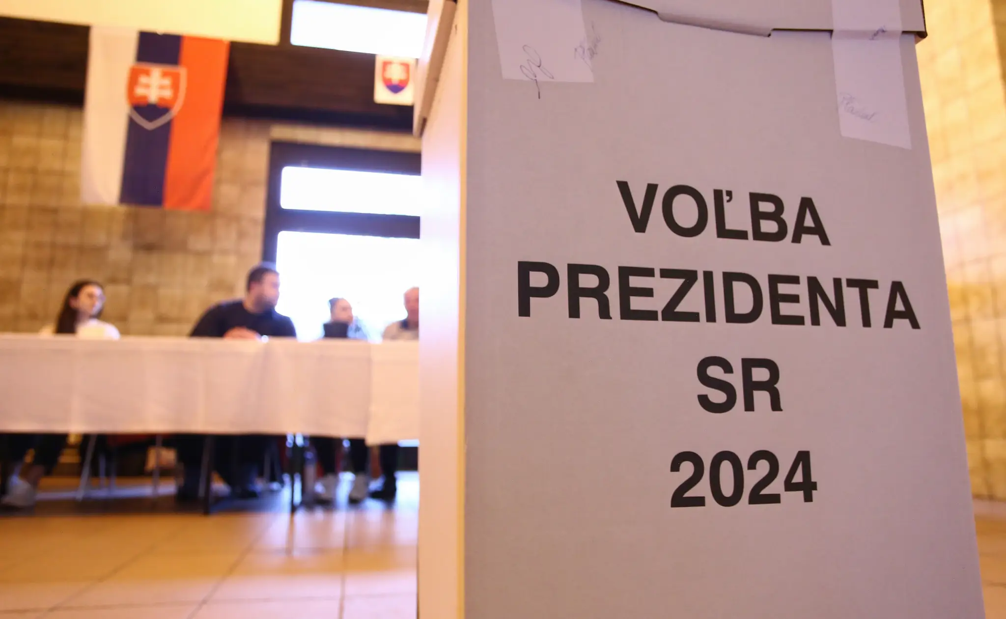 Volebná schránka v budove železničnej stanice v meste Krásno nad Kysucou.