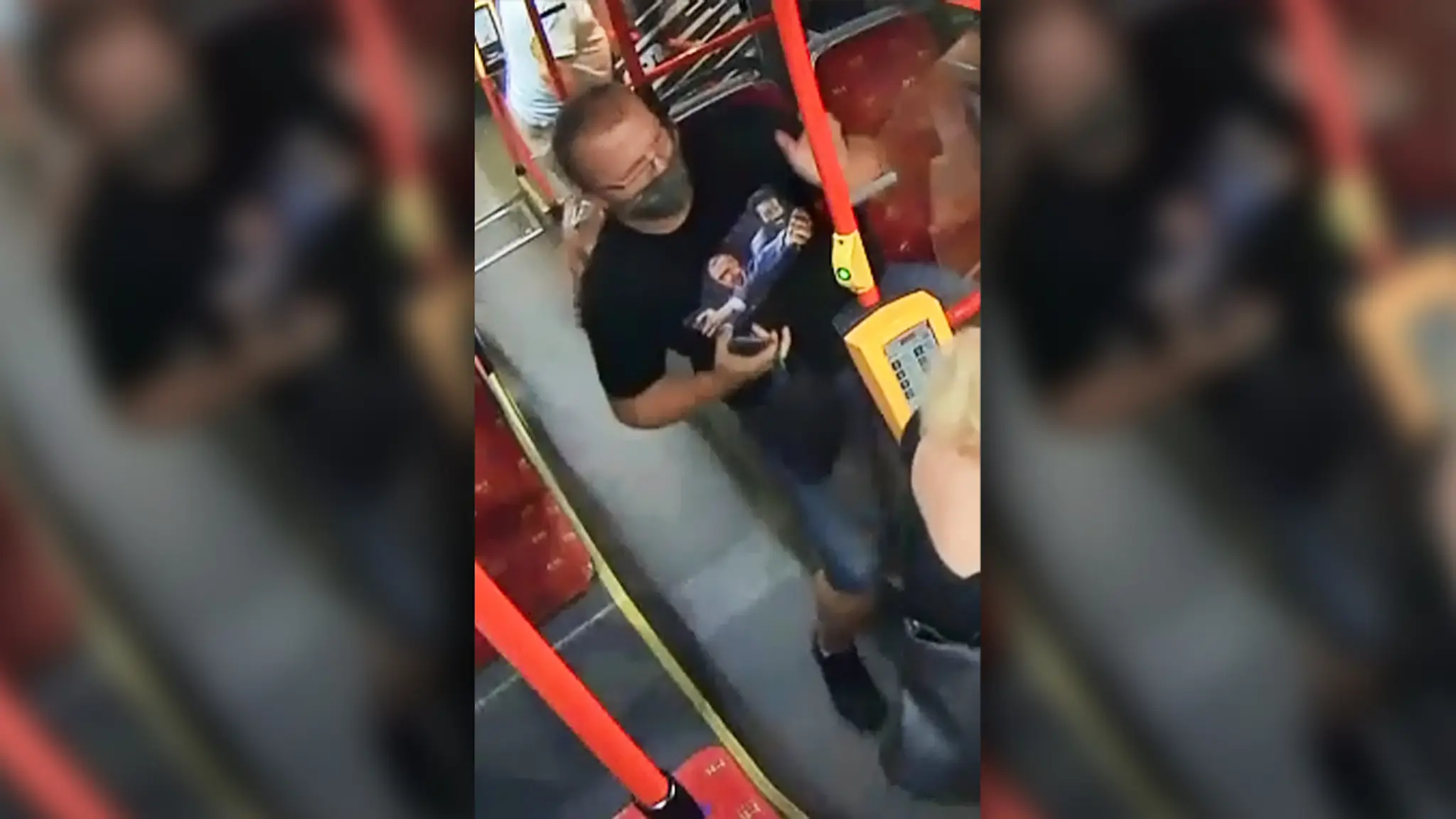 Polícia pátra po mužovi v okuliaroch, ktorý sa pokúsil znásilniť mladú ženu.