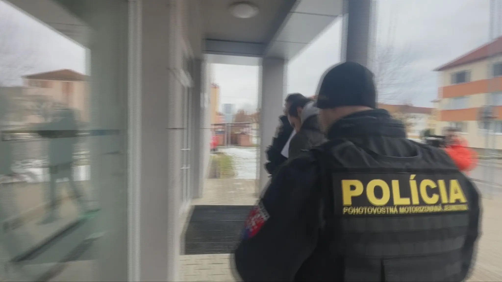 Polícia eskortovala mladíka na súd