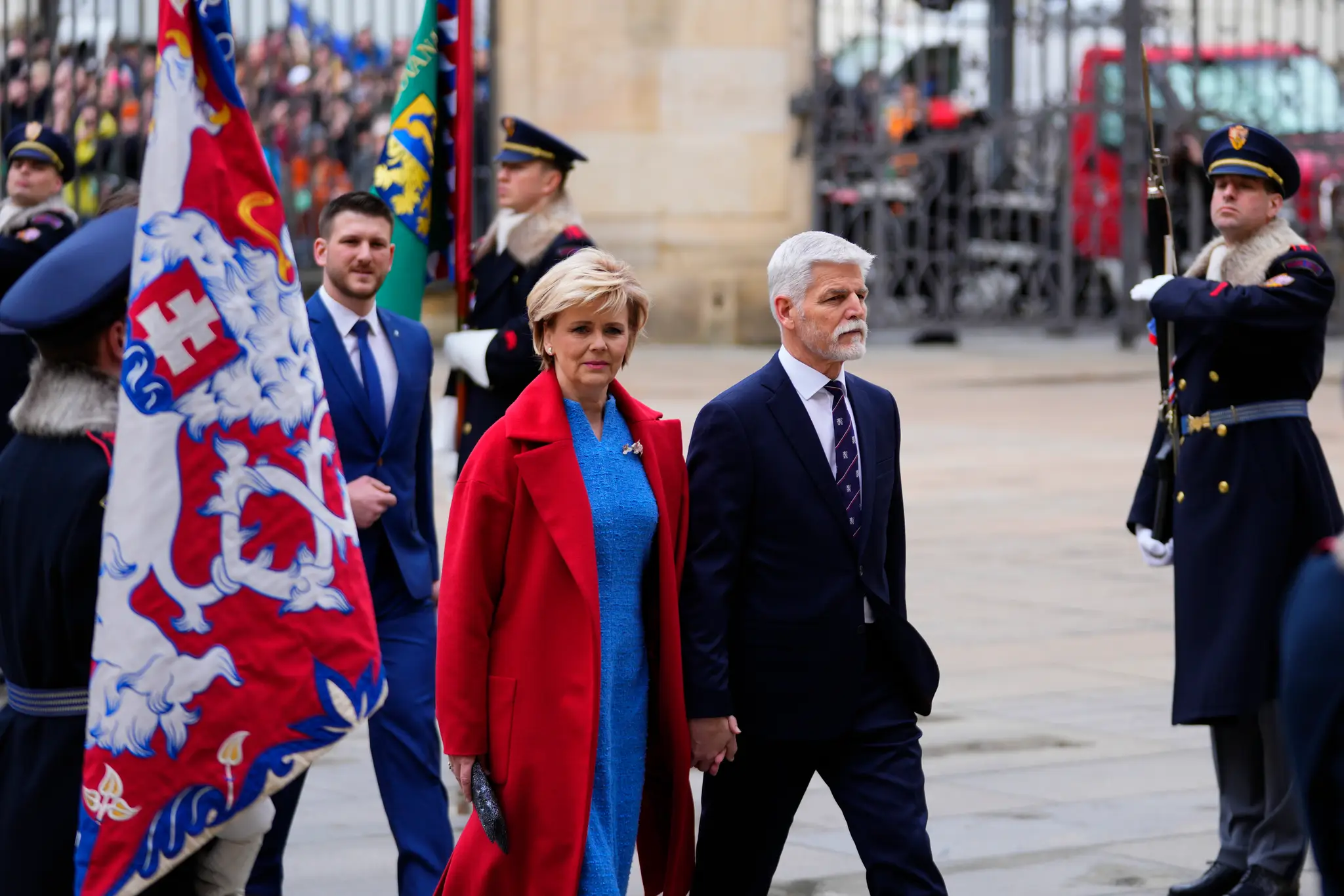 Český novozvolený prezident Petr Pavel so svojou manželkou Evou prichádza na Pražský hrad.