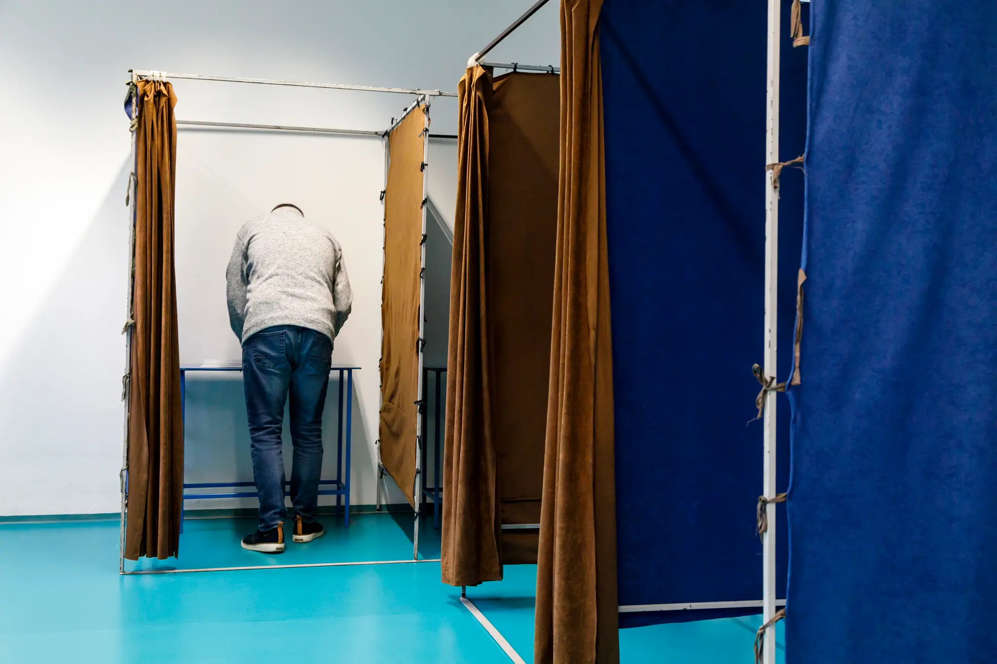 Väznená osoba vo volebnej miestnosti v Ústave na výkon väzby a Ústave na výkon trestu odňatia slobody Bratislava.