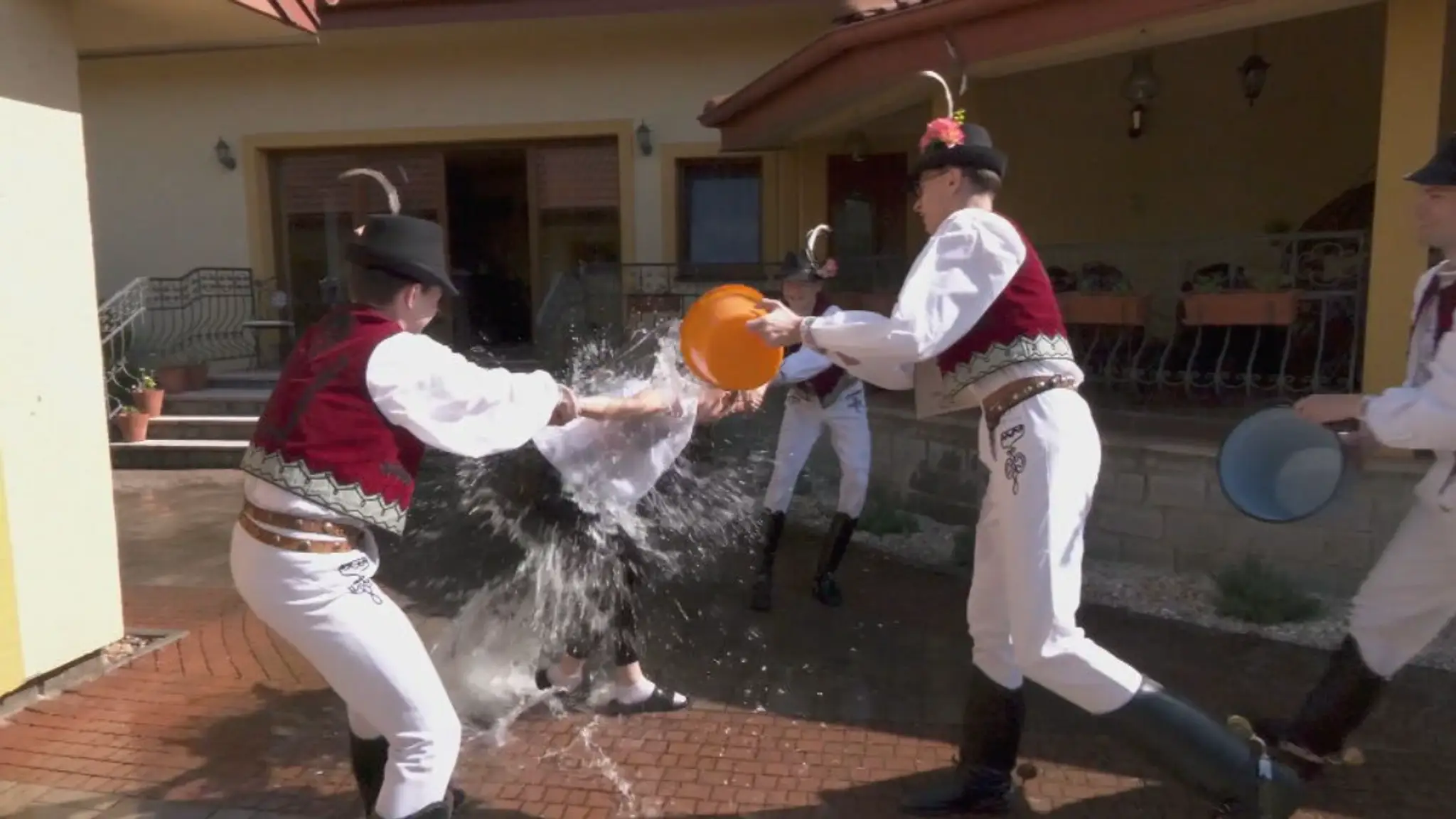 Folklórne súbory sa postarali o tradičný Veľkonočný pondelok