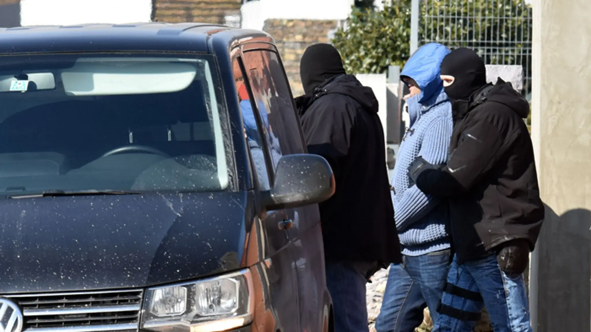 Zadržaný muž po policajnej razii v dome na Kavarnianskej ulici v Michalovciach.