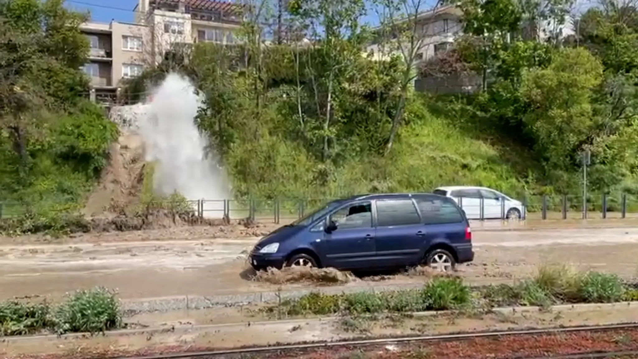 Prasknuté potrubie v Bratislave.