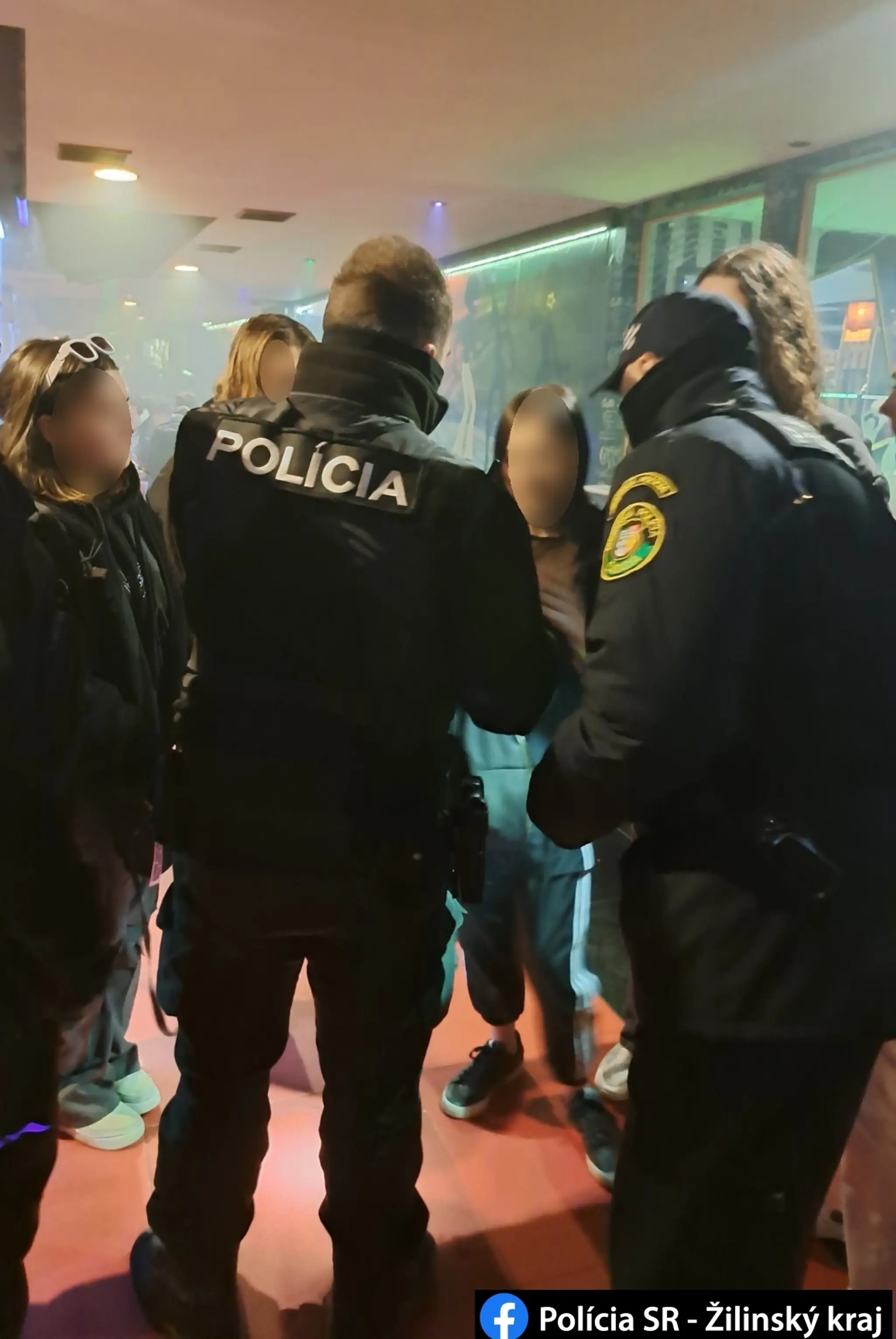 Policajti v Čadci kontrolovali zákaz podávania alkoholu mládeži
