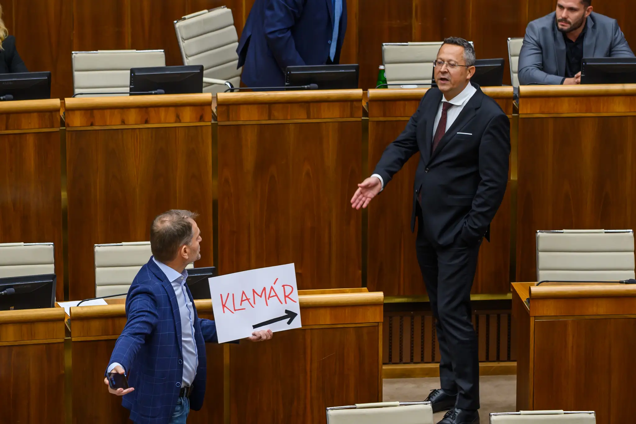 Na snímke zľava opozičný poslanec Igor Matovič (hnutie Slovensko) a minister financií SR Ladislav Kamenický (Smer-SD).