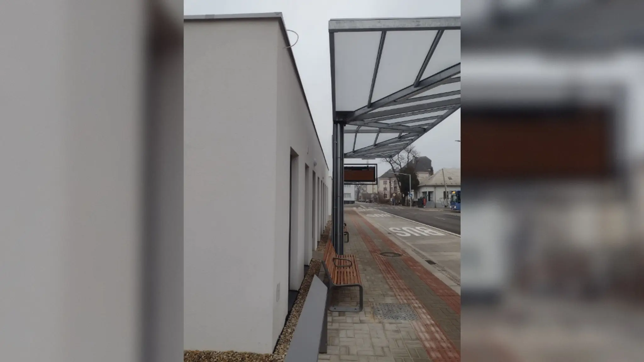 Trenčania sa sťažujú, že sa na stanici nemajú kam skryť pred dažďom či snehom.