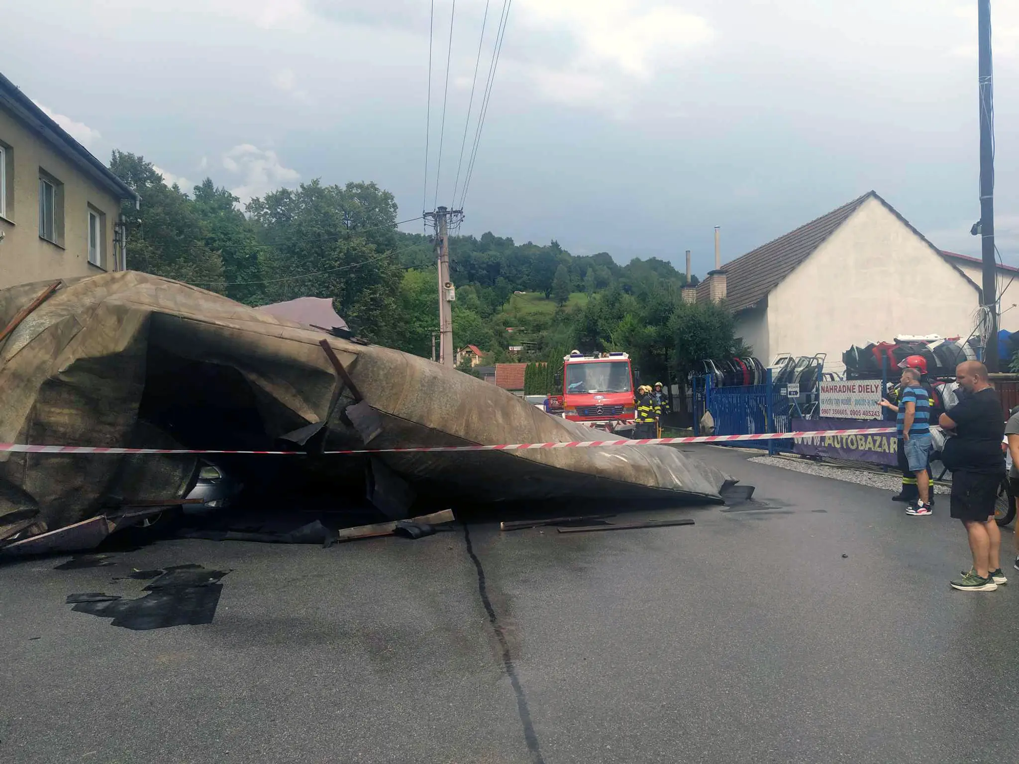 Strecha, ktorú strhlo z kultúrneho domu v žilinskej mestskej časti Považský Chlmec
