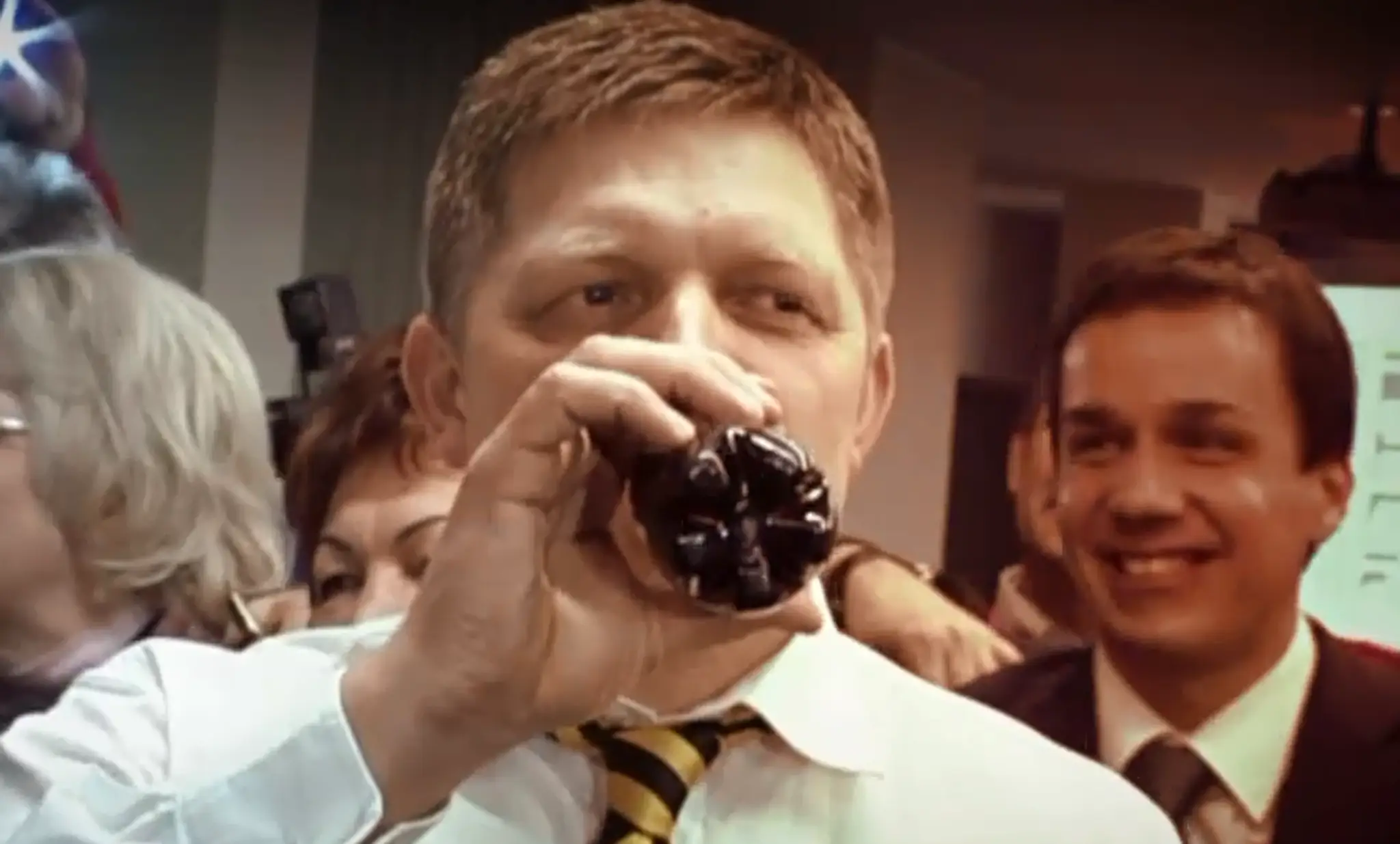 Robert Fico pije svetoznámy nápoj