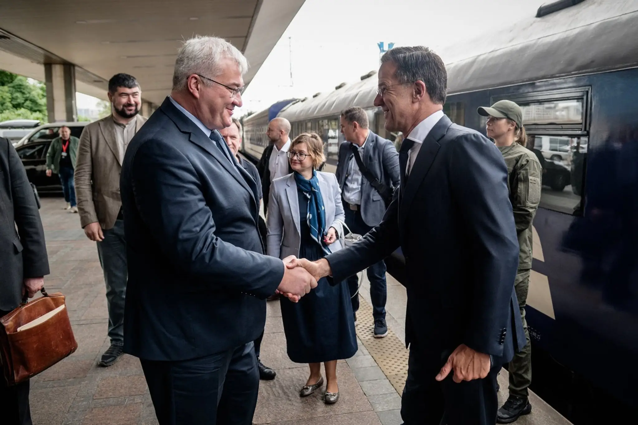 Ukrajinský minister zahraničných vecí Andrij Sybiha (vľavo) víta generálneho tajomníka NATO Marka Rutteho (vpravo) pri jeho príchode do Kyjeva.
