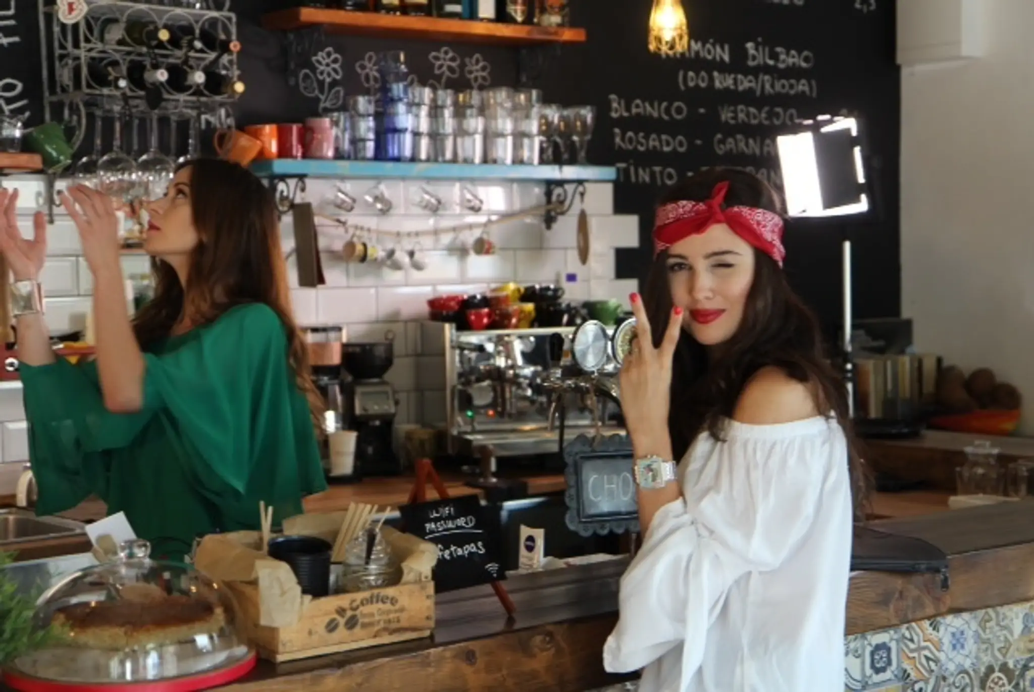 Michaela Nováková a Anička Rakovská vo videoklipe ku skladbe Ešte viac