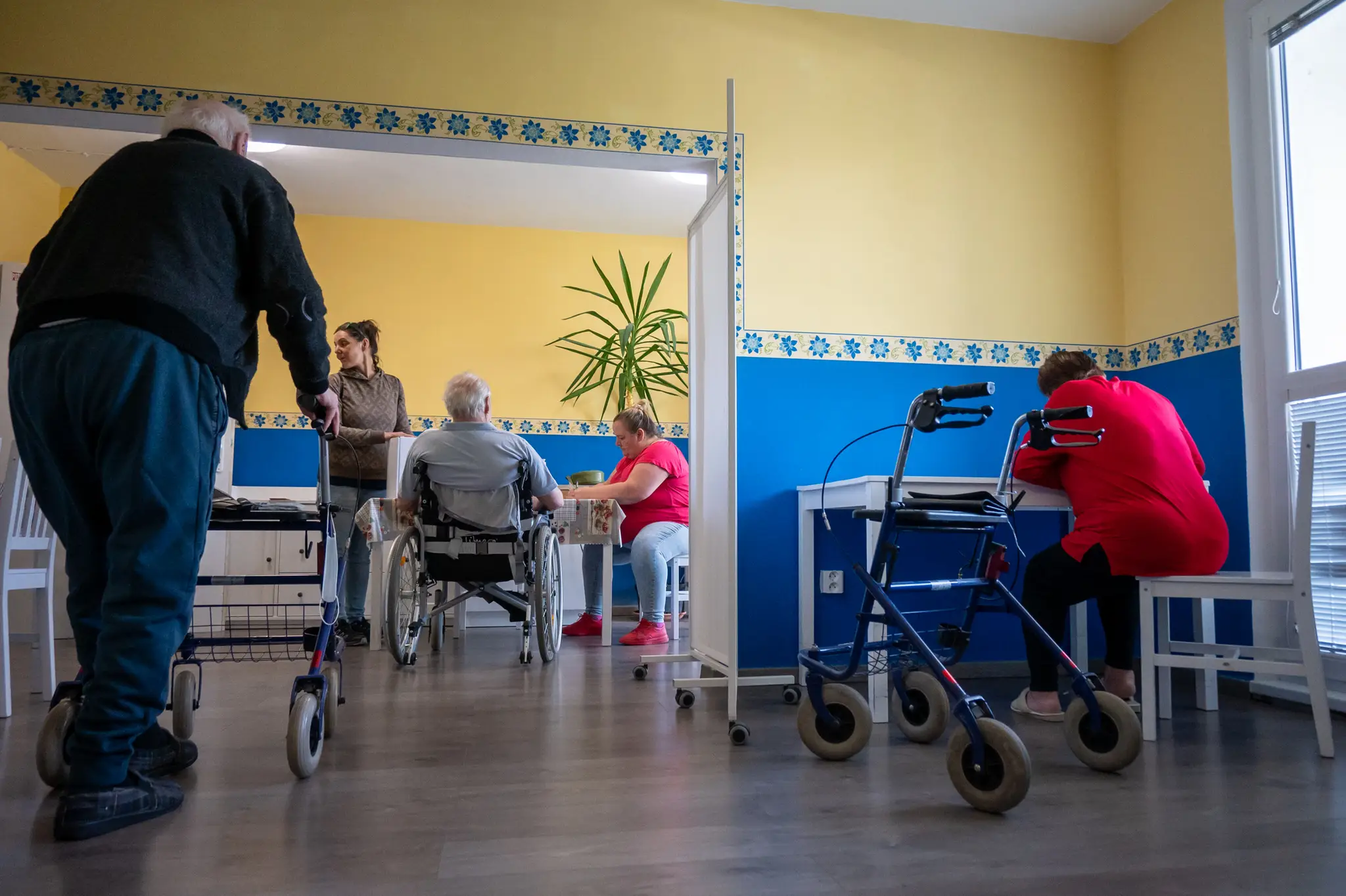 Na snímke priebeh volieb v Centre sociálnych služieb Pod Karpatmi v Pezinku.