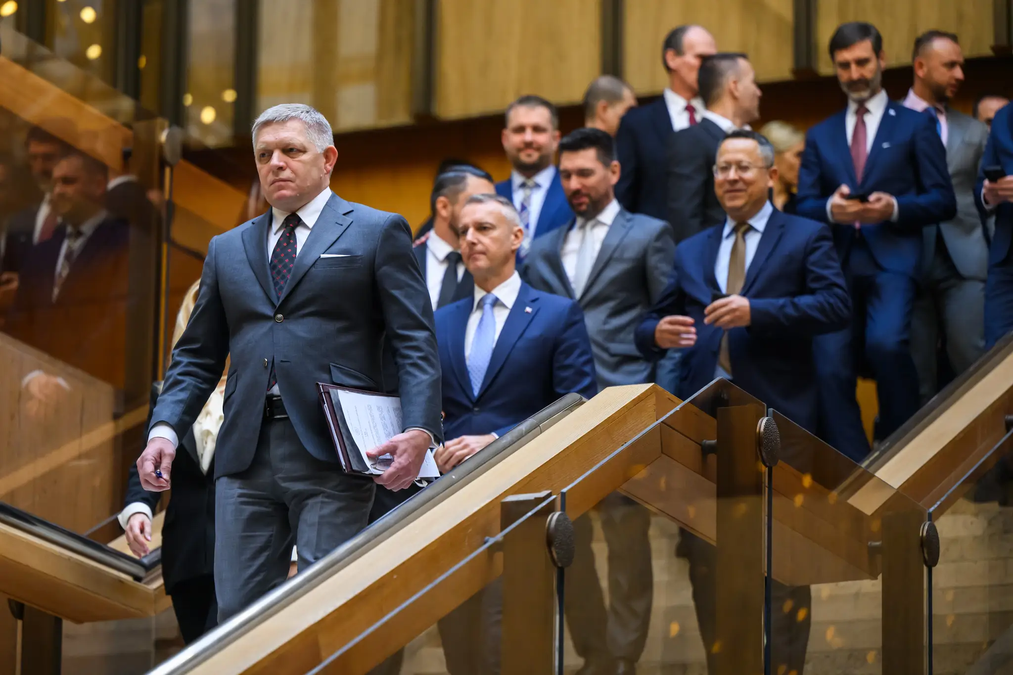 Na snímke v popredí uprostred predseda vlády SR Robert Fico (Smer-SD).