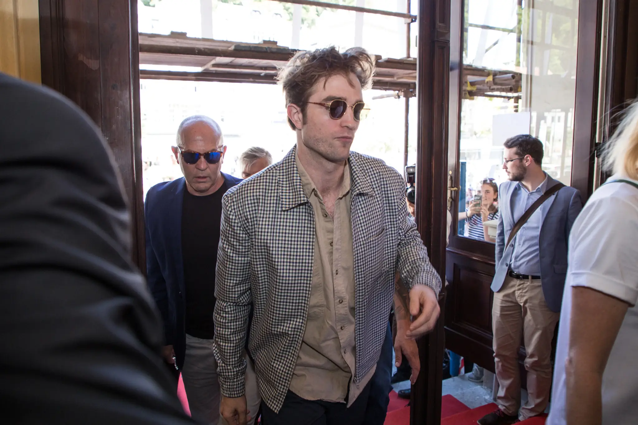 Robert Pattinson po príchode do mestského divadla v Karlových Varoch