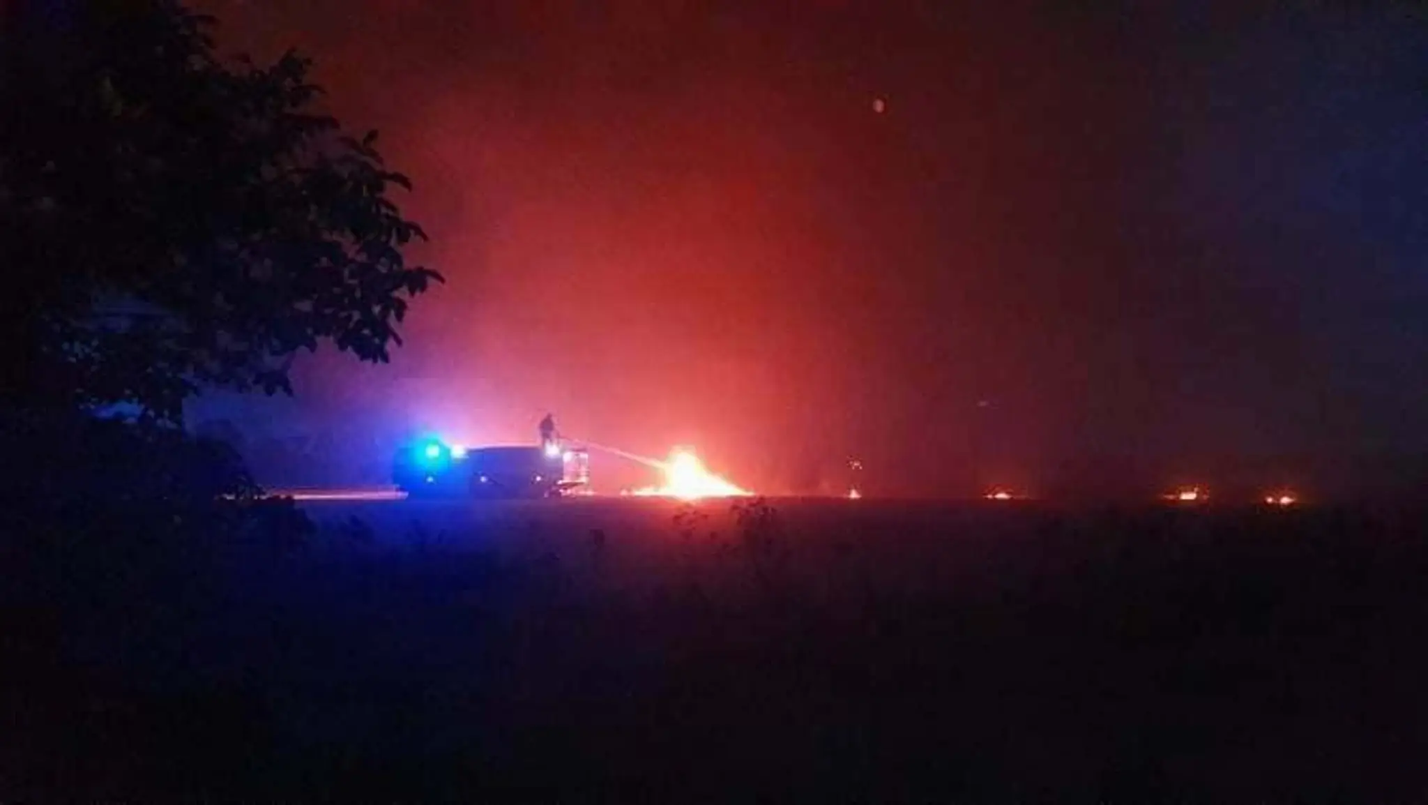 Obrovský požiar v Palárikove sa šíri.