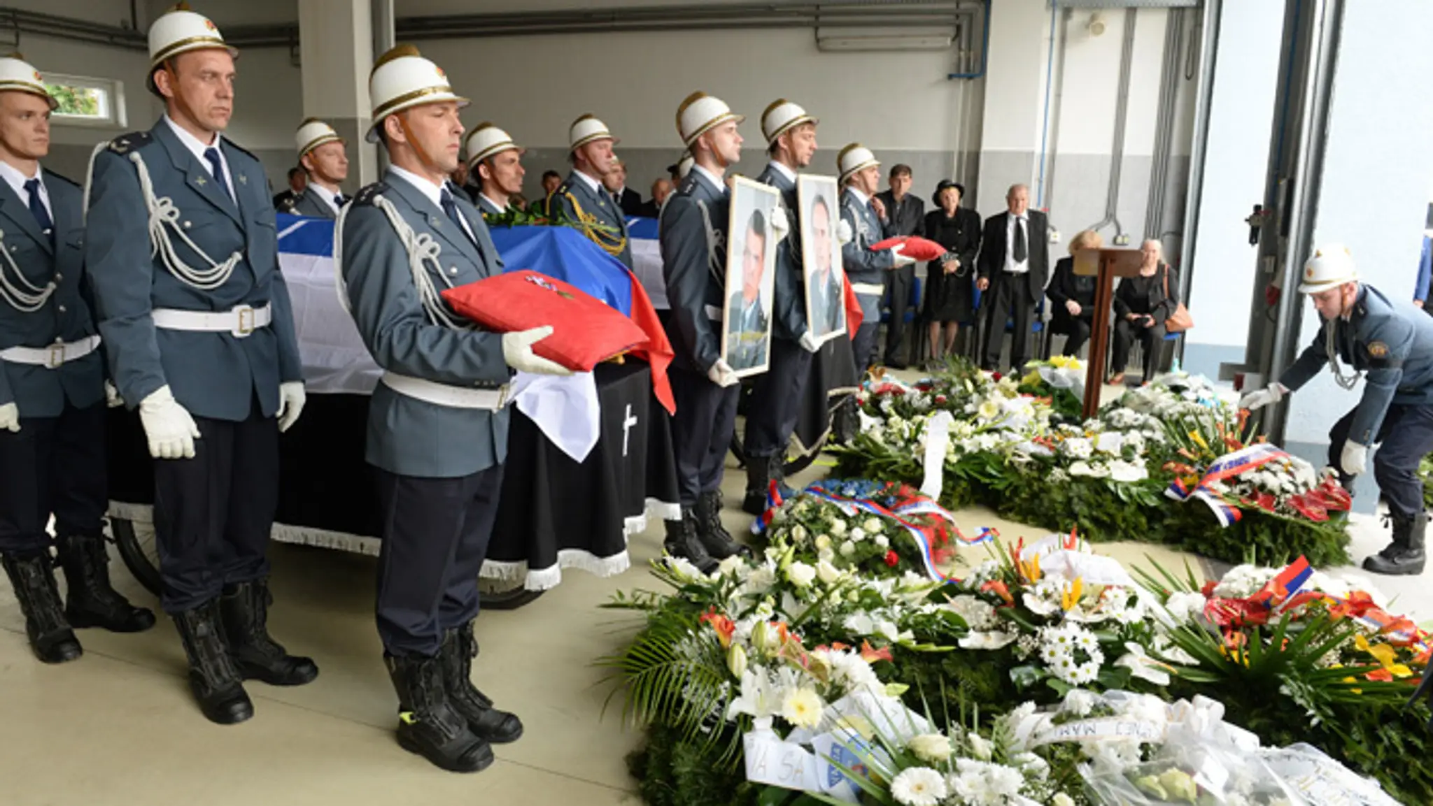 Posledná rozlúčka so zosnulými príslušníkmi OR HaZZ v Prešove Radoslavom Lackom (na fotografii vpravo) a Petrom Toďorom