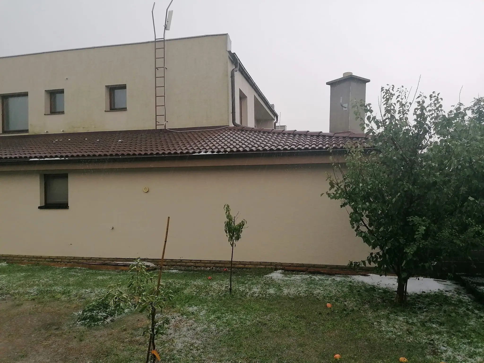 Búrka a krúpy v obci Červeník.
