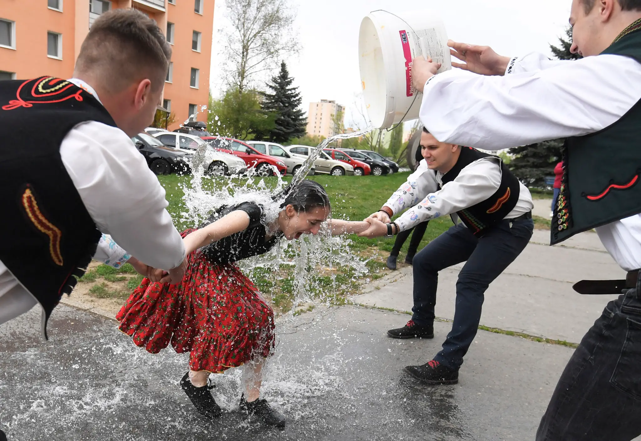 Veľkonočná oblievačka s folklórnym súborom Železiar v Košiciach.