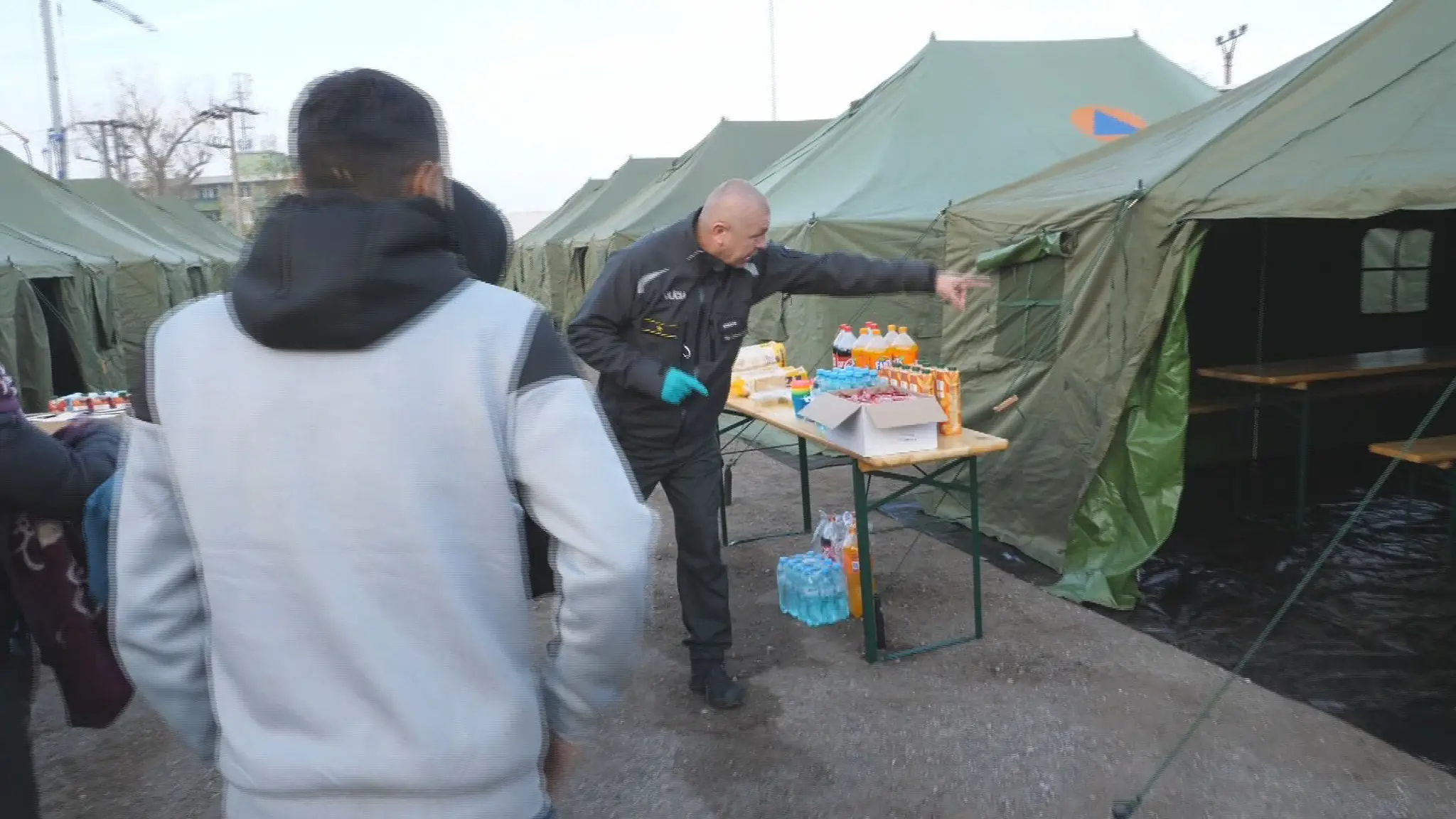 Migrantov presunuli do stanové mestečka