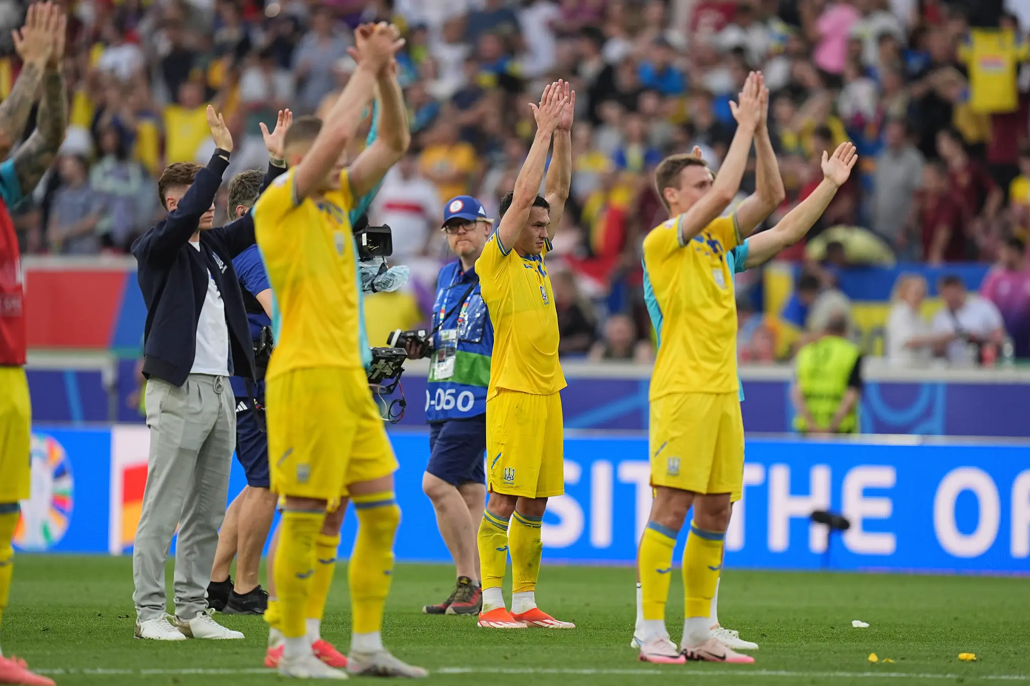 Ukrajinskí futbalisti ďakujú fanúšikom po zápase základnej E-skupiny Ukrajina - Belgicko