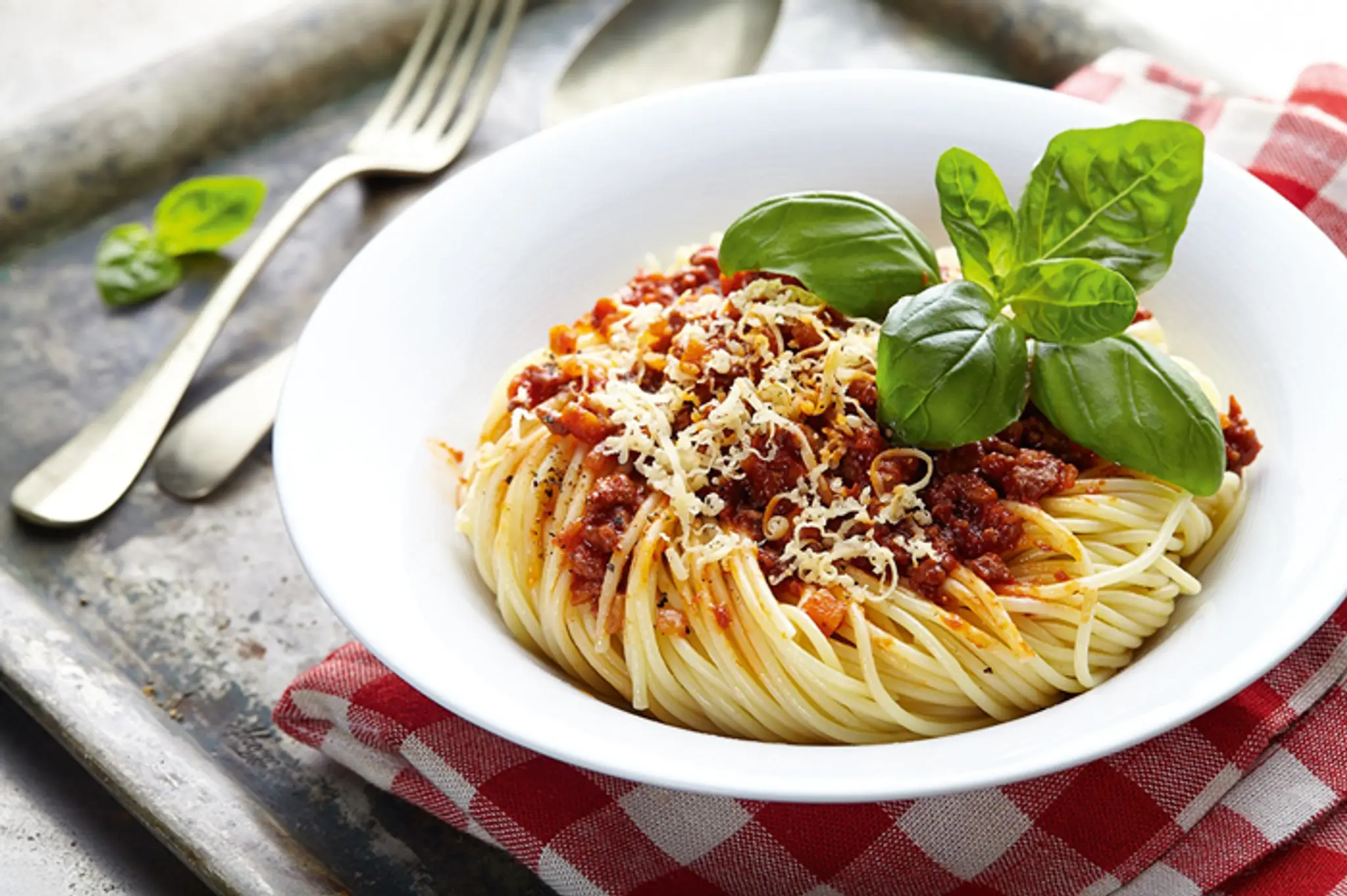 Špagety s omačkou Bolognese.