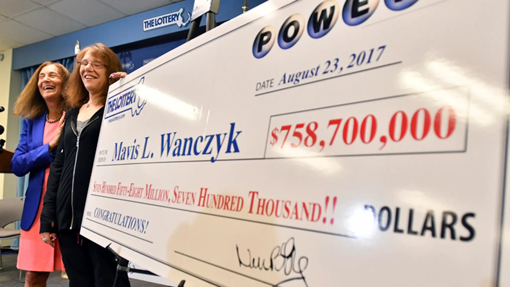 Mavis L. Wanczyková so šekom na rozprávkovú výhru Powerball.