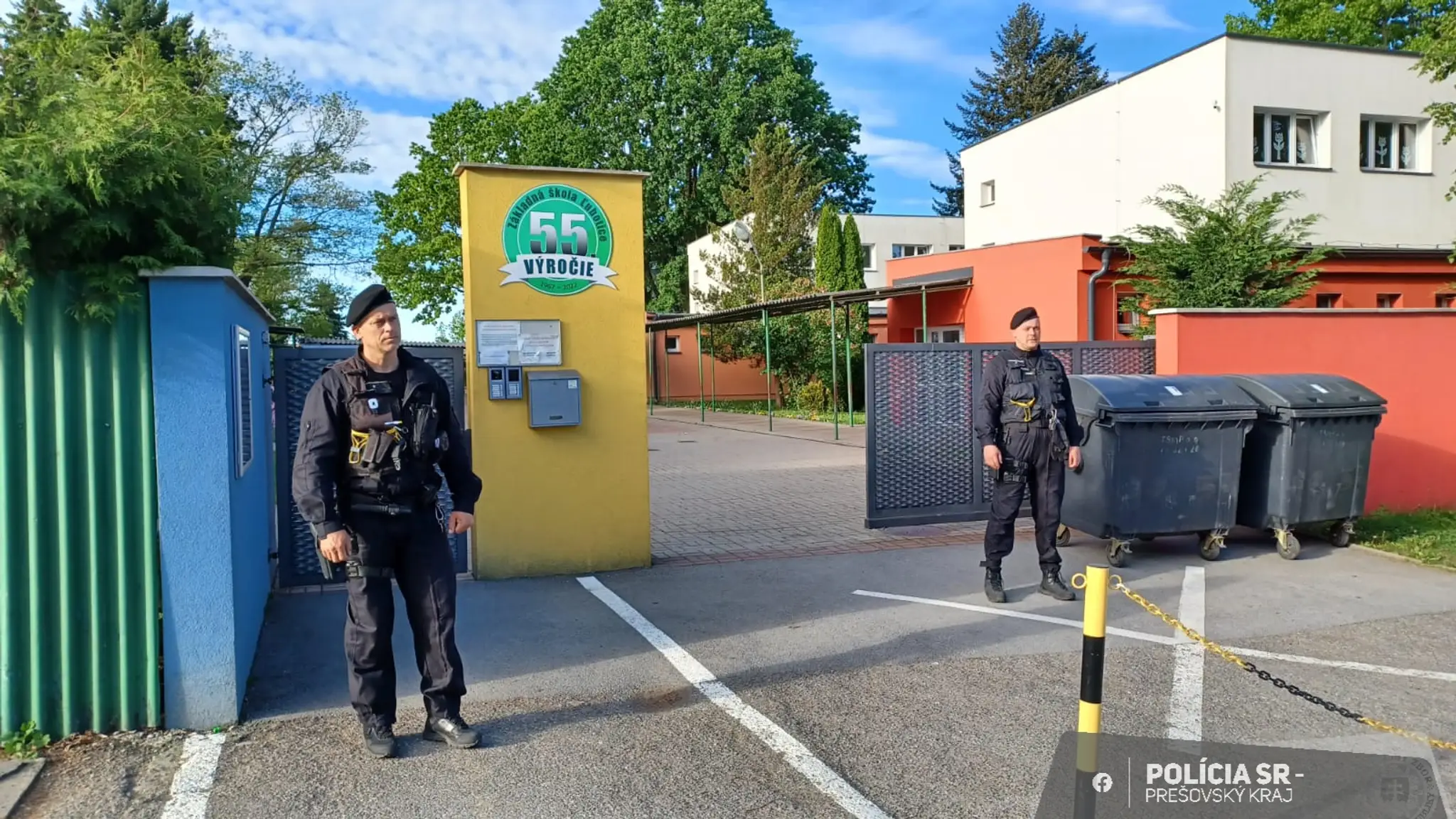 Školy strážia po výhražných e-mailoch policajti.