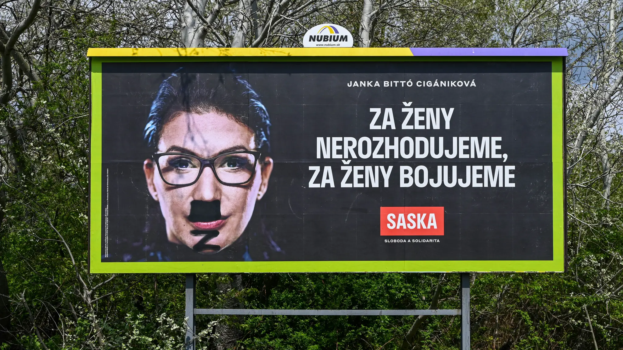 Pokreslené bilbordy hnutia OĽANO, SaS a Demokratov
