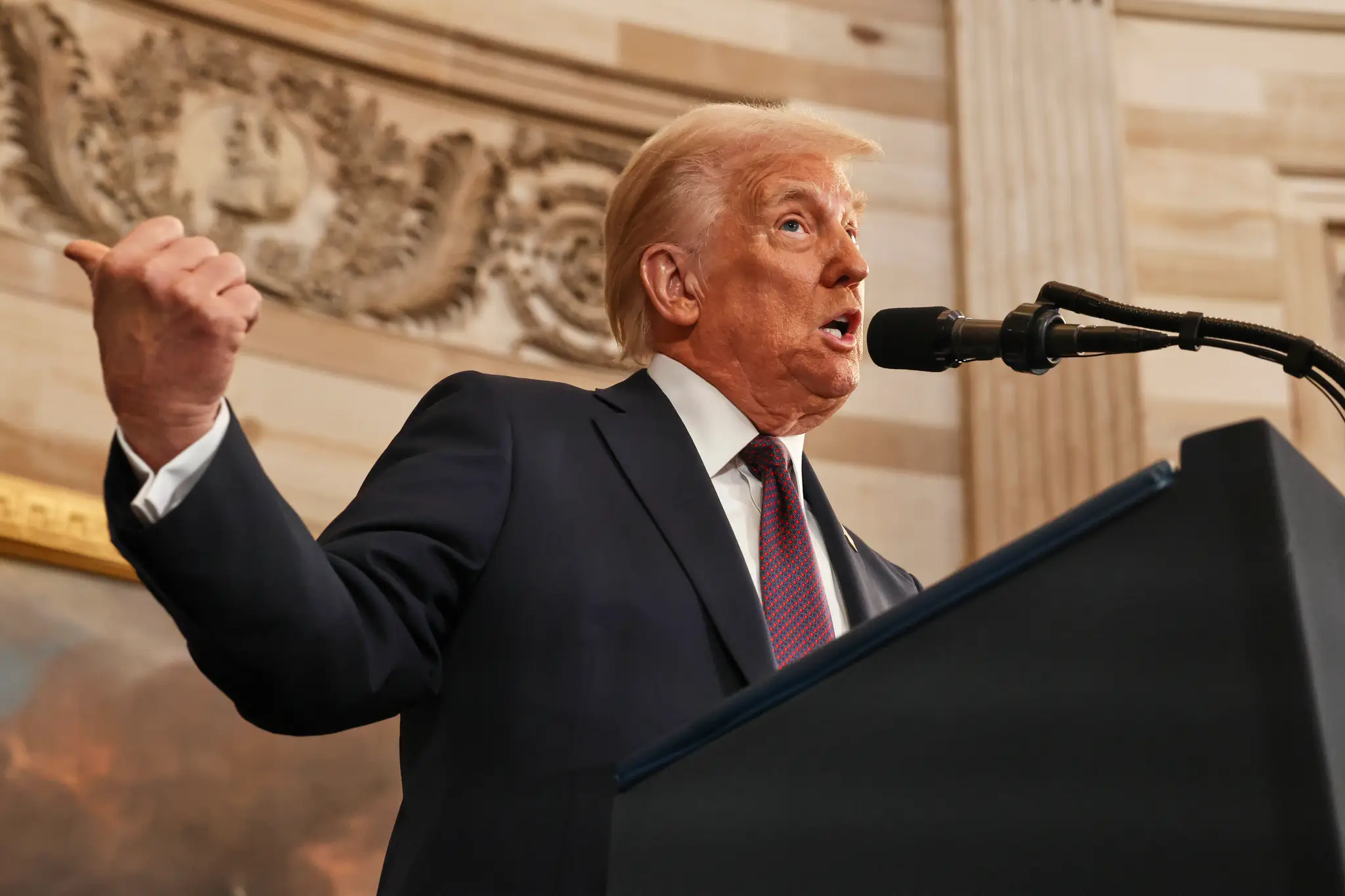 Americký prezident Donald Trump sa prihovára po tom, ako zložil prísahu do rúk predsedu Najvyššieho súdu USA.