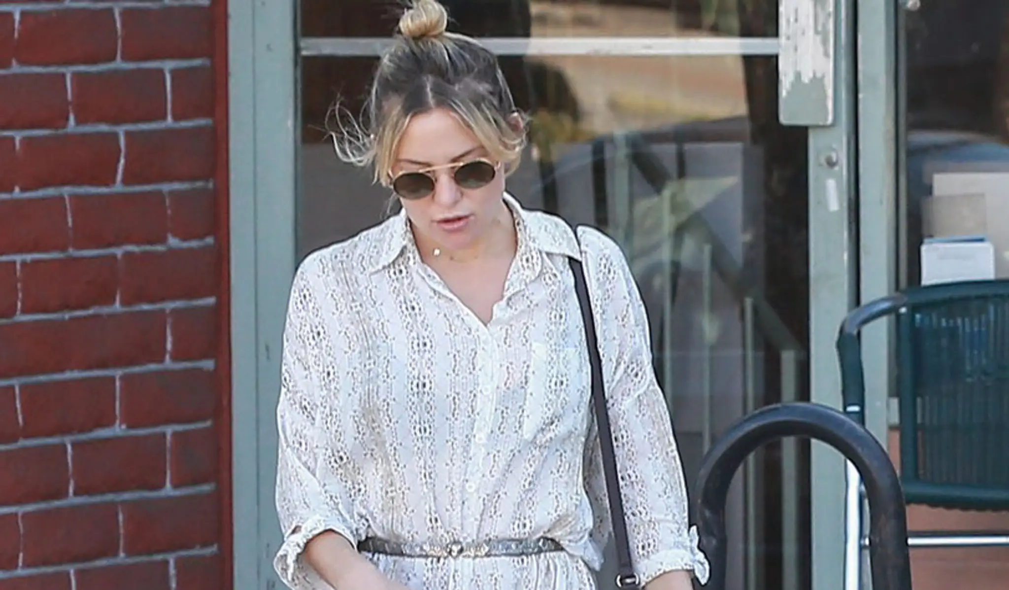Kate Hudson vystupovala z auta. Zradili ju neposlušné šaty