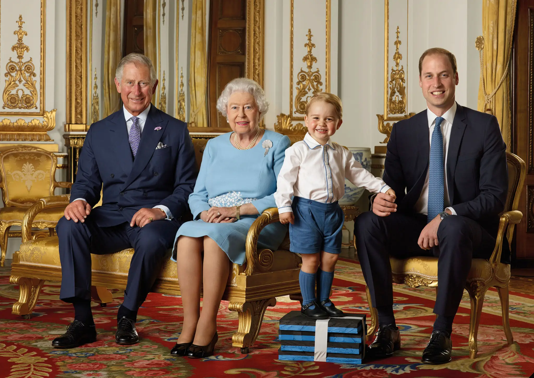 Počas leta 2015 zľava princ Charles, kráľovná Alžbeta II., princ George a princ Villiam - štyri generácie Britskej kráľovskej ro