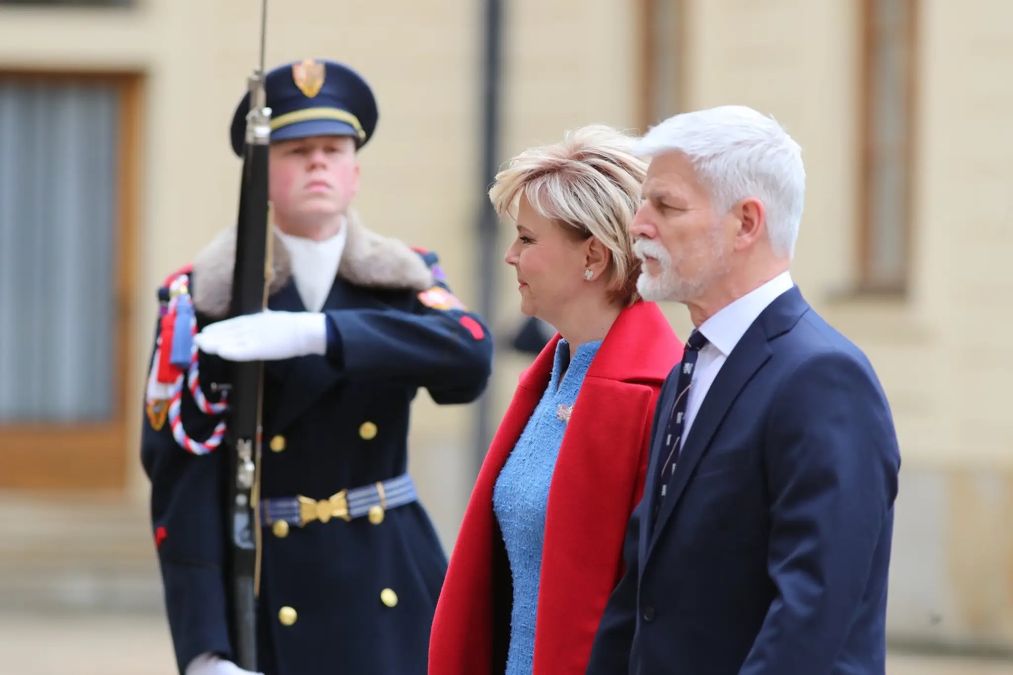 Český novozvolený prezident Petr Pavel so svojou manželkou Evou prichádzajú na Pražský hrad.
