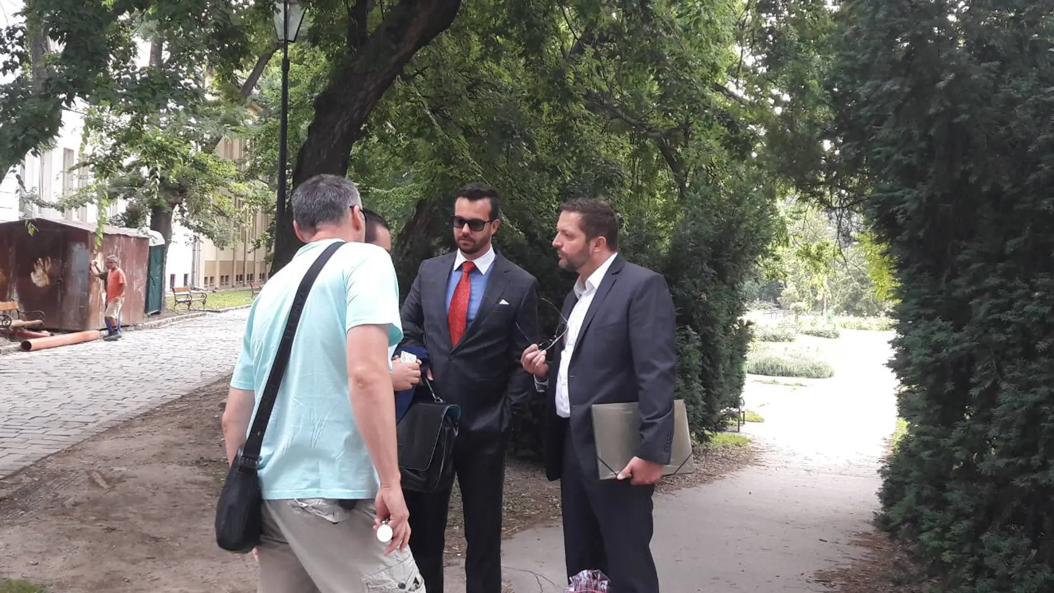 Dávid Brtva (vpravo) pred začiatkom pojednávania na trnavskom súde.