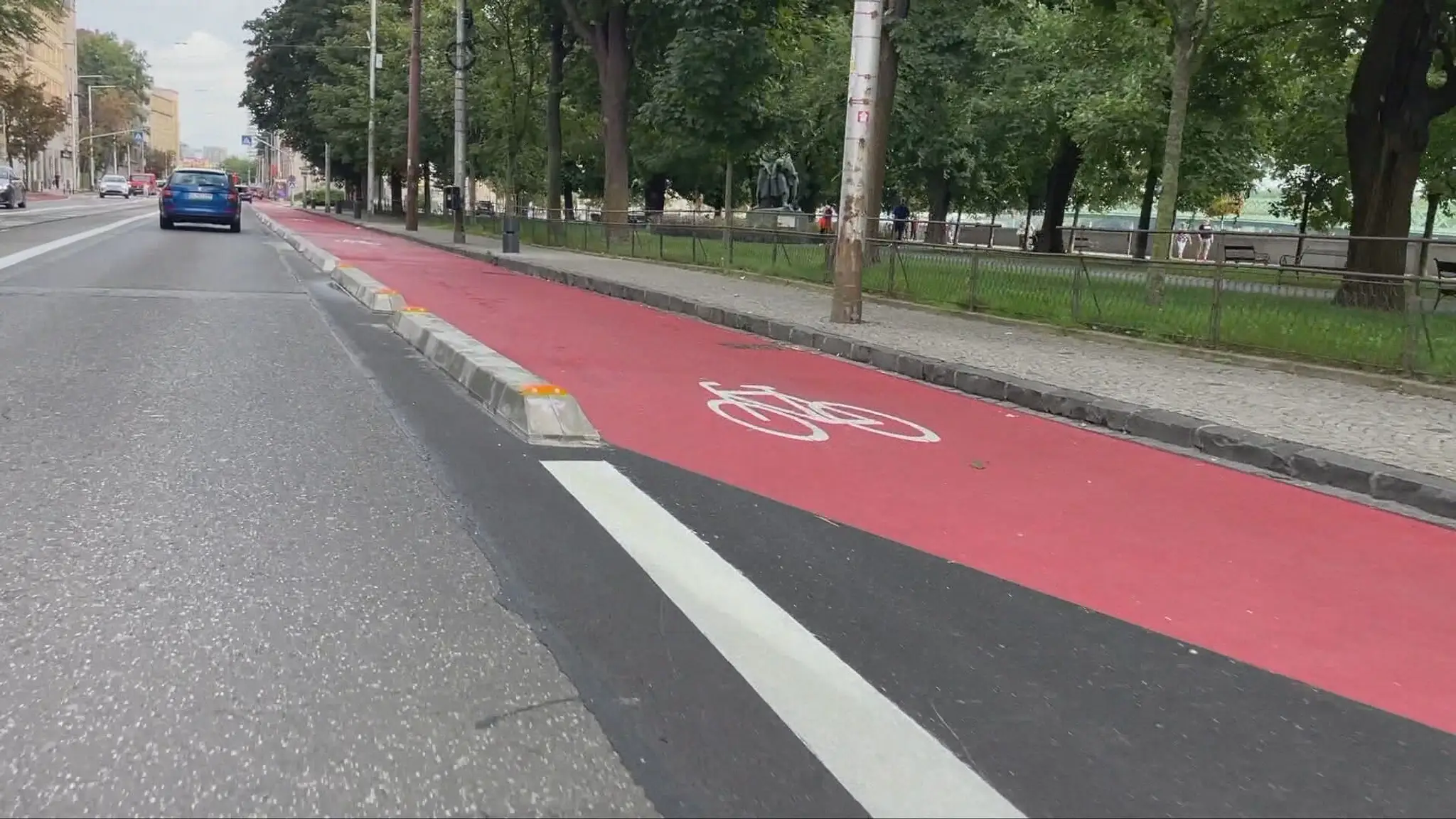 Cyklotrasa na Vajanského nábreží.