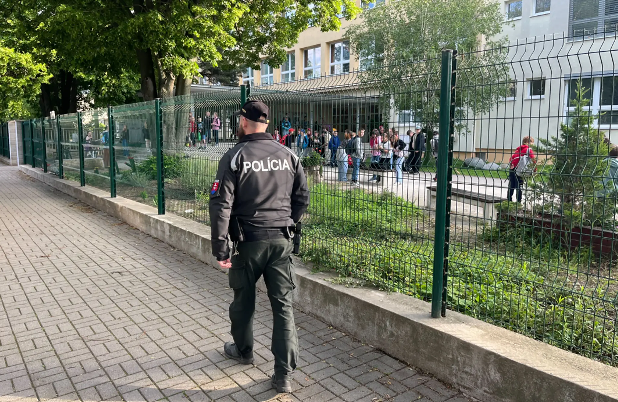 Na snímke policajt v uniforme hliadkuje pred školou v Ivanke pri Dunaji.