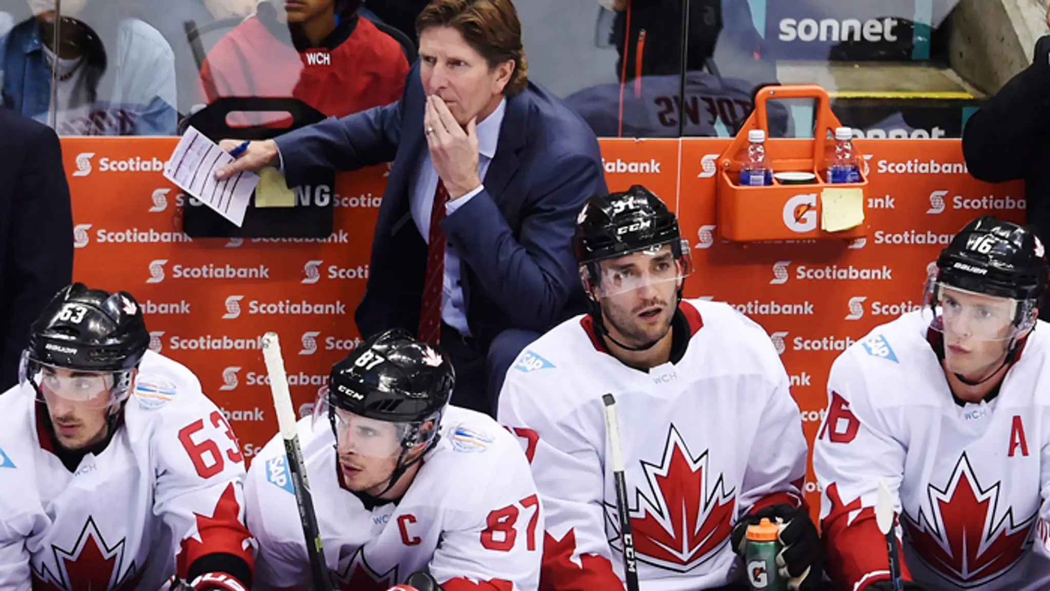 Striedačka Kanada - tréner Mike Babcock, Brad Marchand (63), Sidney Crosby (87), Patrice Bergeron (37) a Jonathan Toews.
