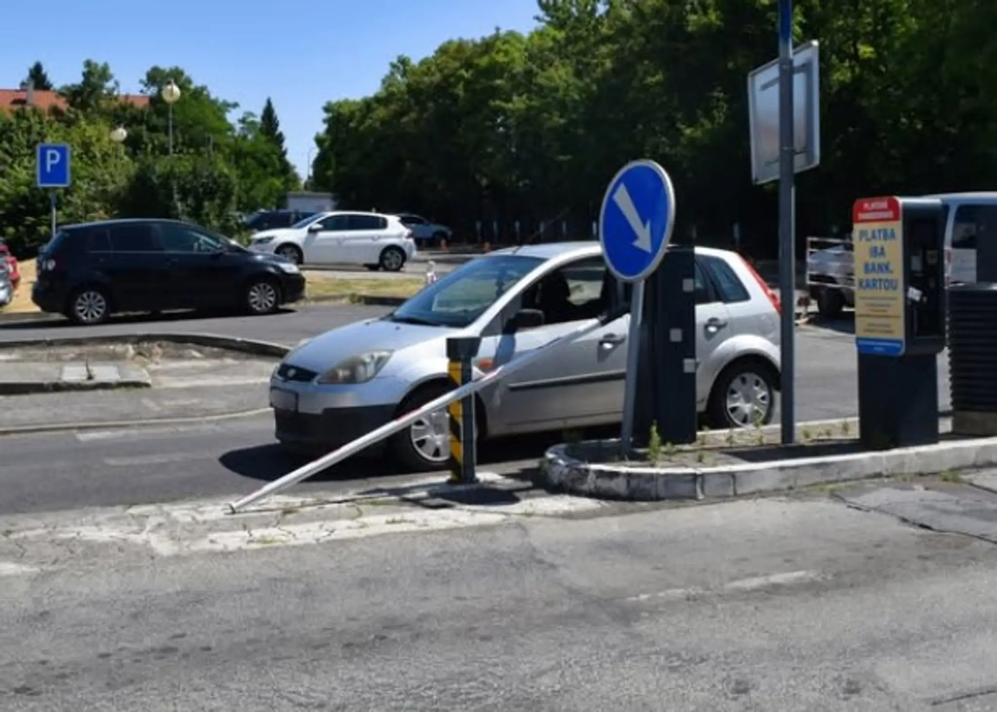 Na snímke poškodená závora po nehode opitého vodiča pred nemocnicou v Nitre.