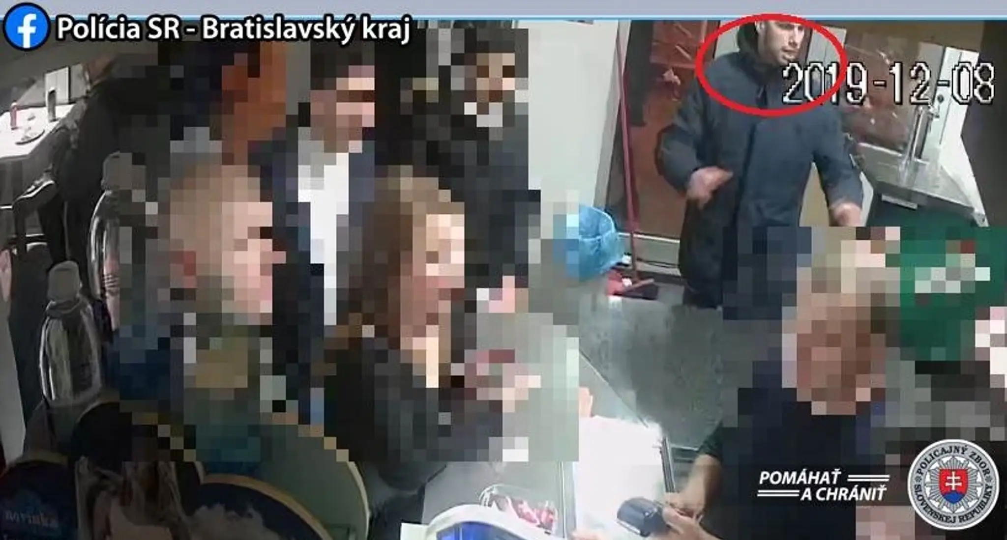 Na snímke rozsvietený vianočný strom na Vianočnom hlavnom trhu po otvorení na Hlavnom námestí v Bratislave.