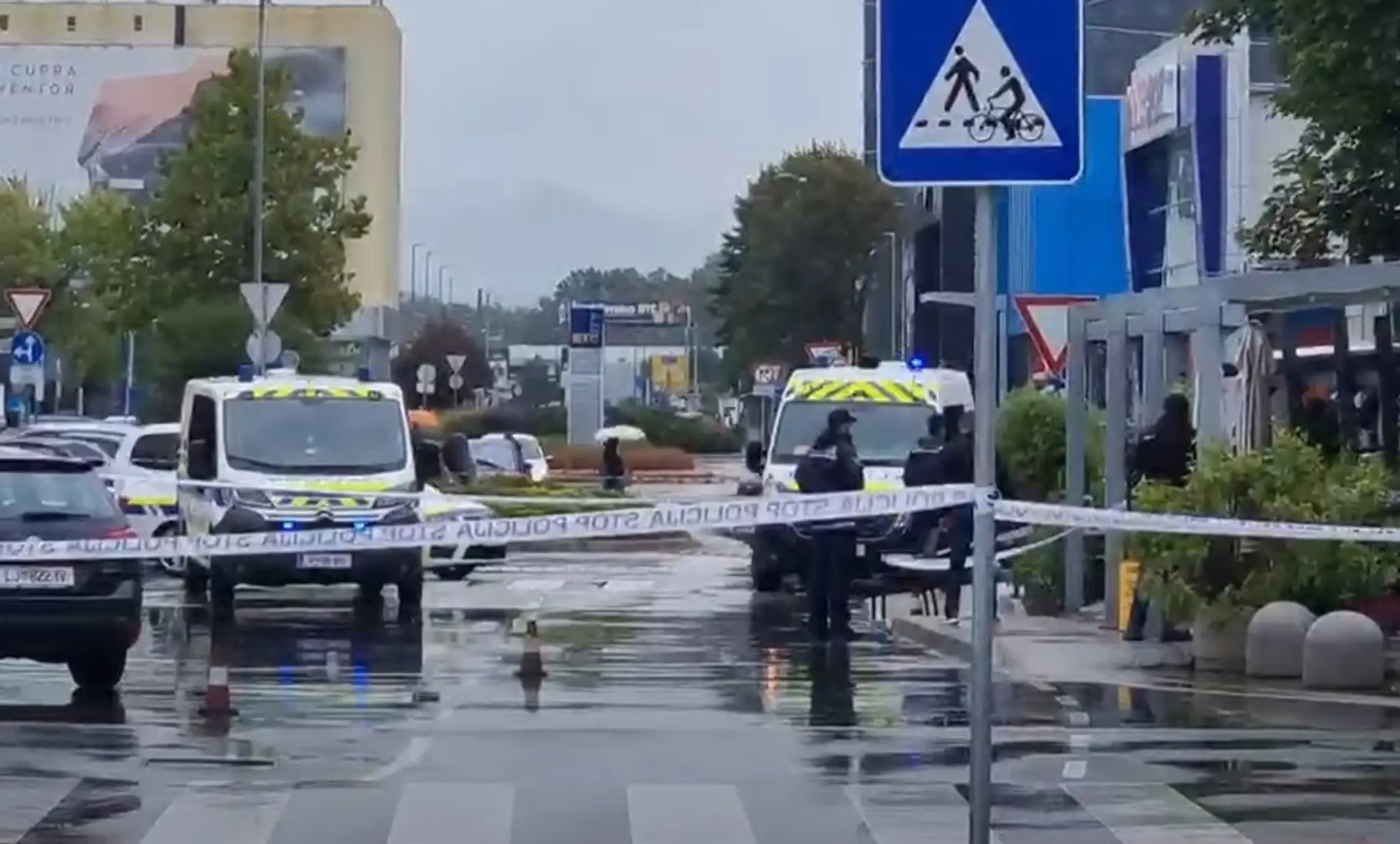 Polícia po streľbe uzavrela okolie nákupného centra.