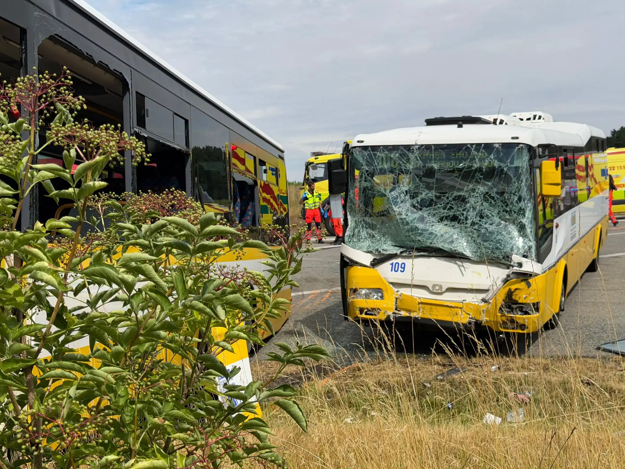 Pri obci Lechovice došlo k zrážke dvoch autobusov.