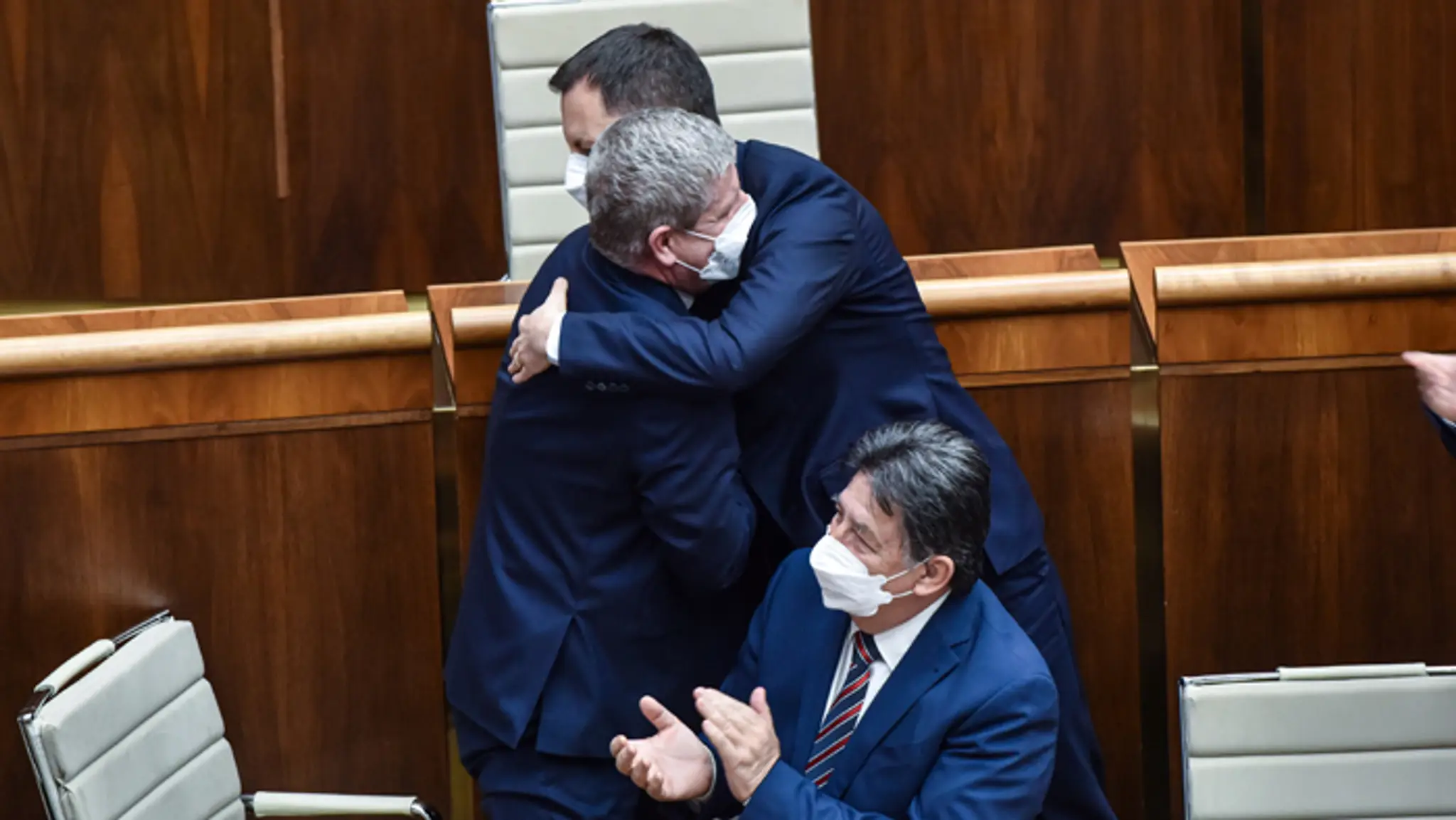 Premiér Eduard Heger a minister zdravotníctva Vladimír Lengvarský po schválení reformy nemocníc.