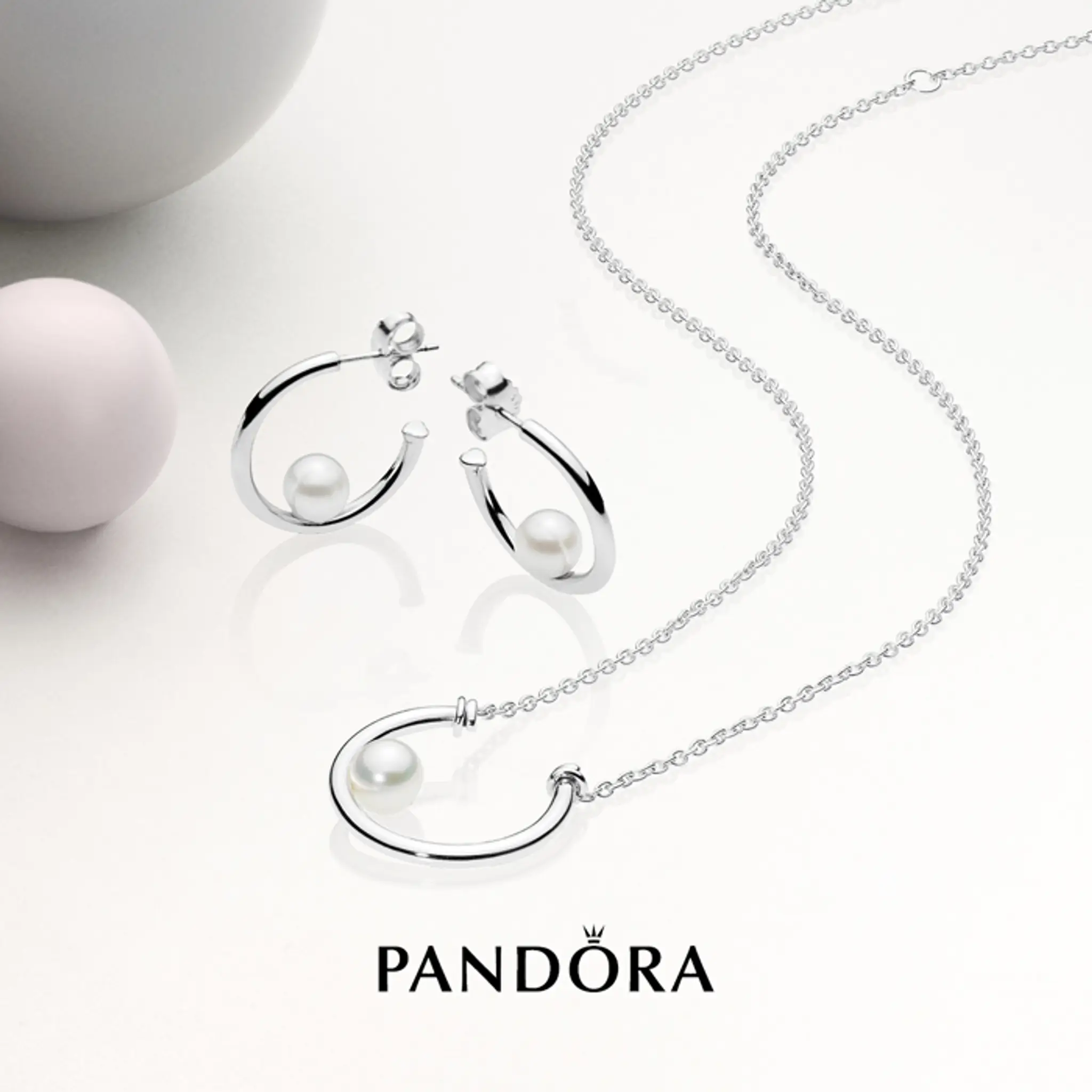 Naušnice a náhrdelník z novej kolekcie Purely PANDORA.