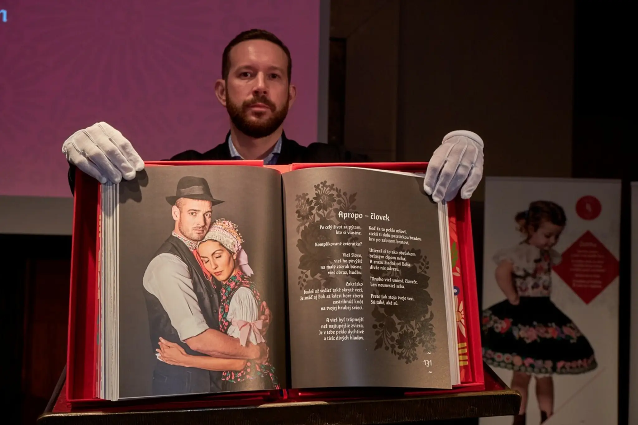 Otvorená kniha Poézia v krojoch.
