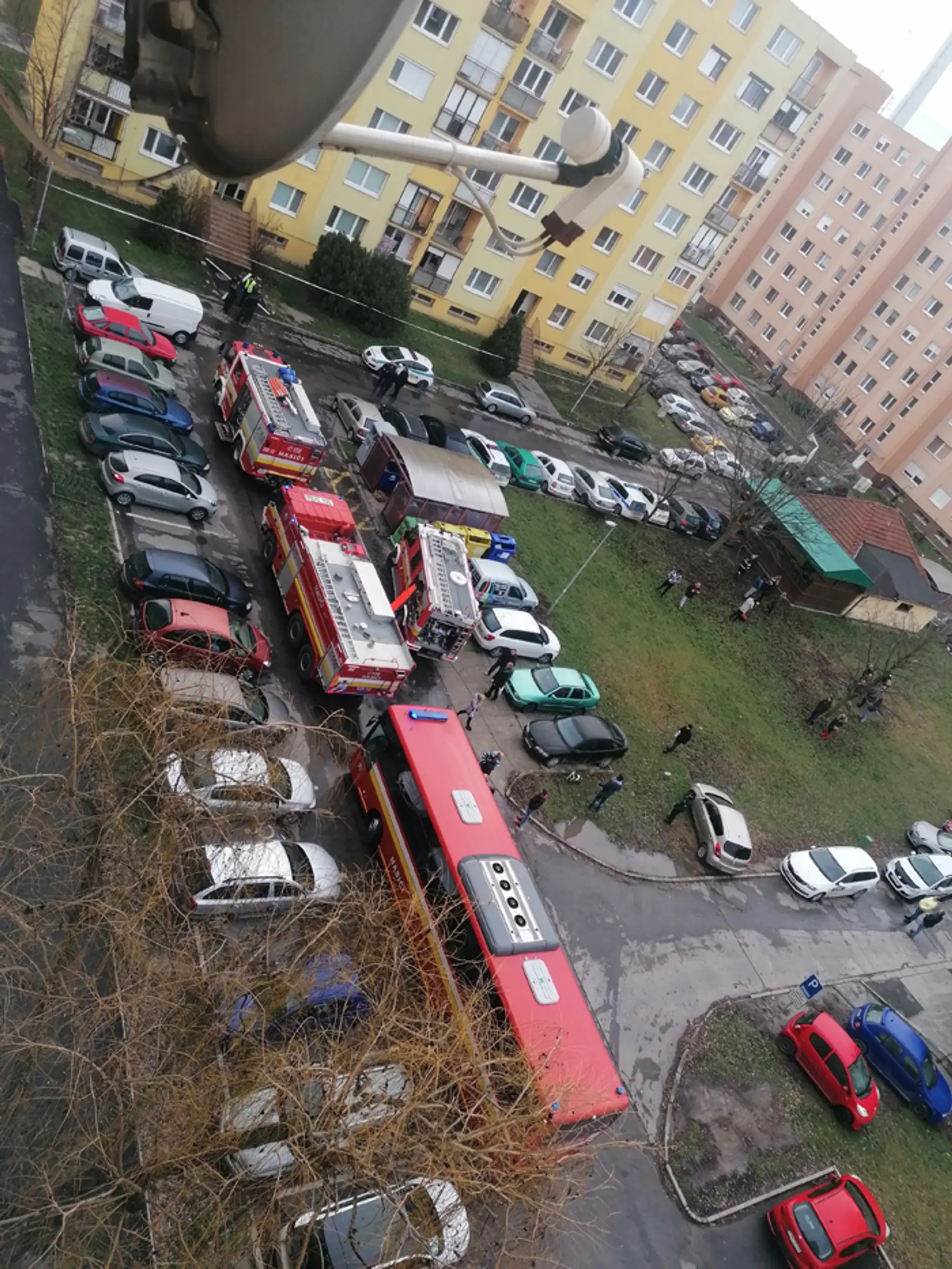 Auto po nehode pod Zvolenským zámkom.